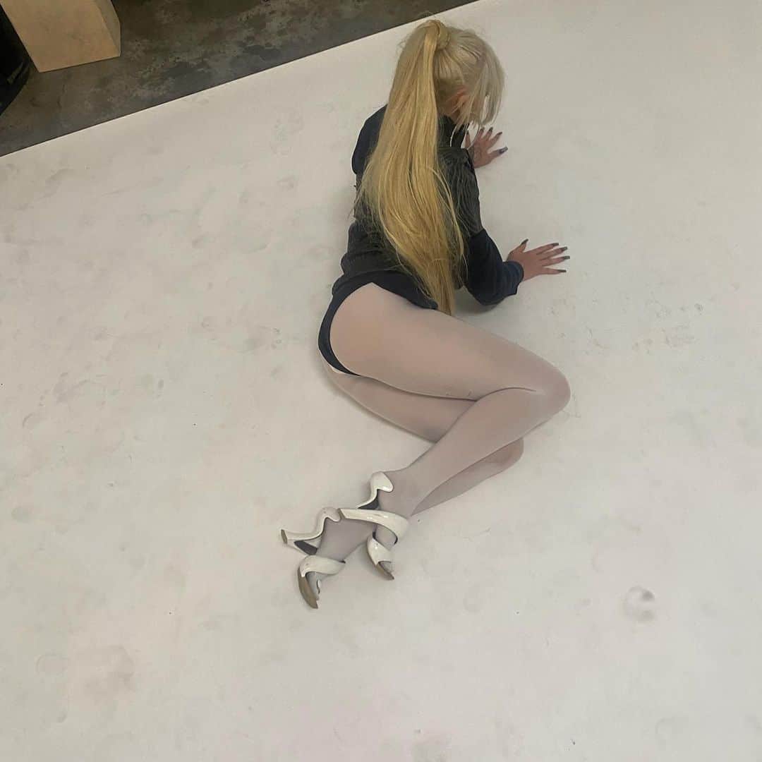 ケイリン・ルッソのインスタグラム：「do u go with the wind? or focus on roots」