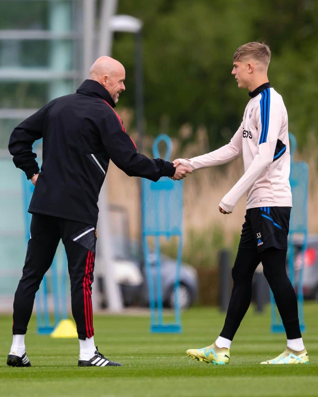 マンチェスター・ユナイテッドさんのインスタグラム写真 - (マンチェスター・ユナイテッドInstagram)「No session is complete without a handshake from the boss 😁🤝  #MUFC #ManUtd #PremierLeague」5月18日 5時12分 - manchesterunited