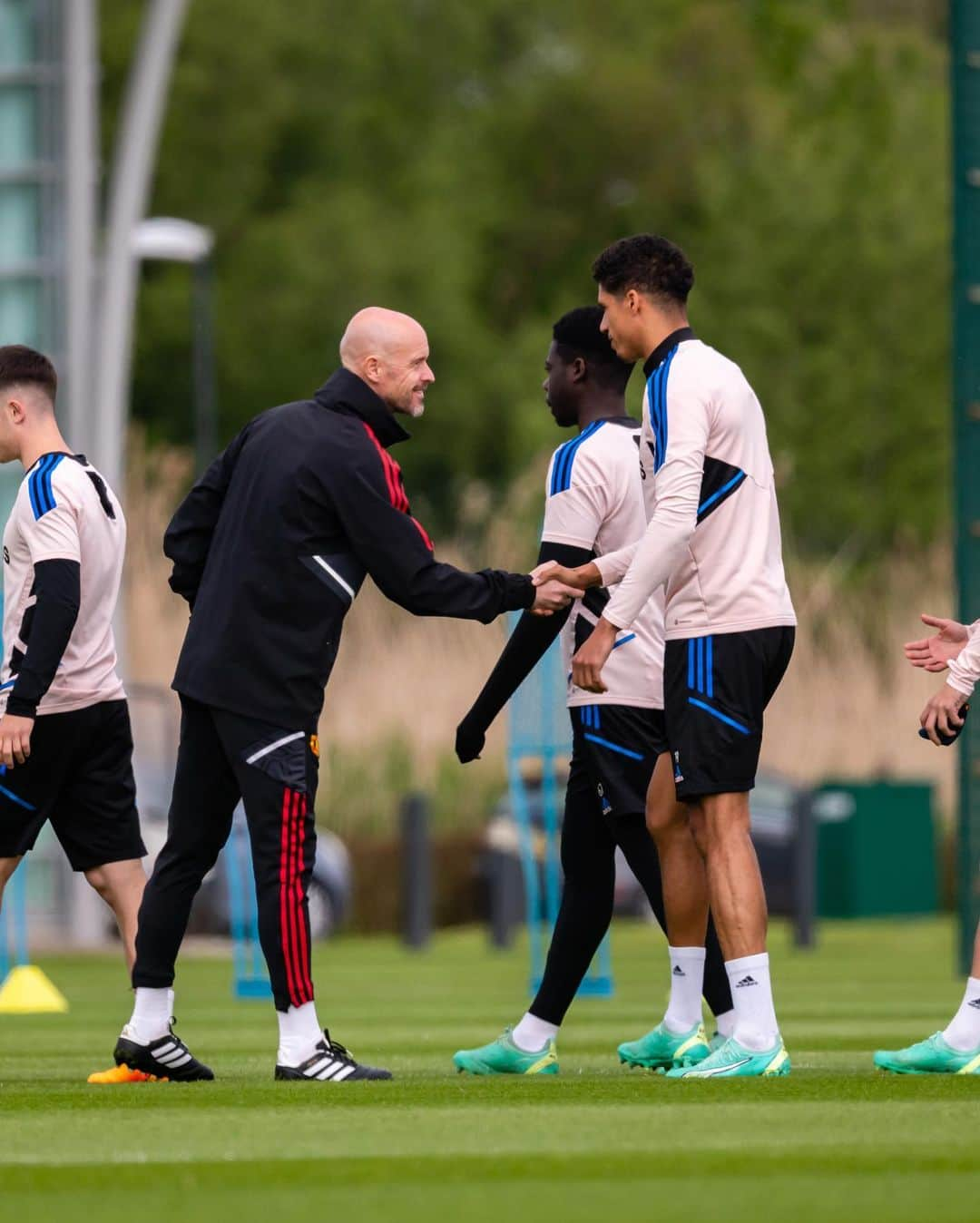 マンチェスター・ユナイテッドさんのインスタグラム写真 - (マンチェスター・ユナイテッドInstagram)「No session is complete without a handshake from the boss 😁🤝  #MUFC #ManUtd #PremierLeague」5月18日 5時12分 - manchesterunited