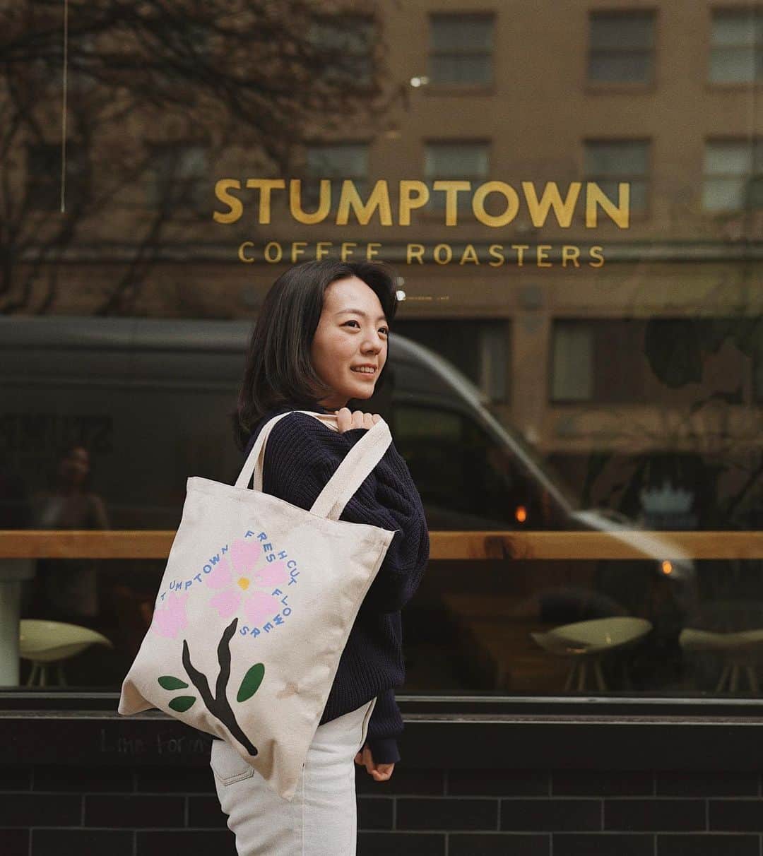 Stumptown Coffee Roastersのインスタグラム：「Step into Spring on with this adorable @shopfreshcutflowers x Stumptown tote 🌸」