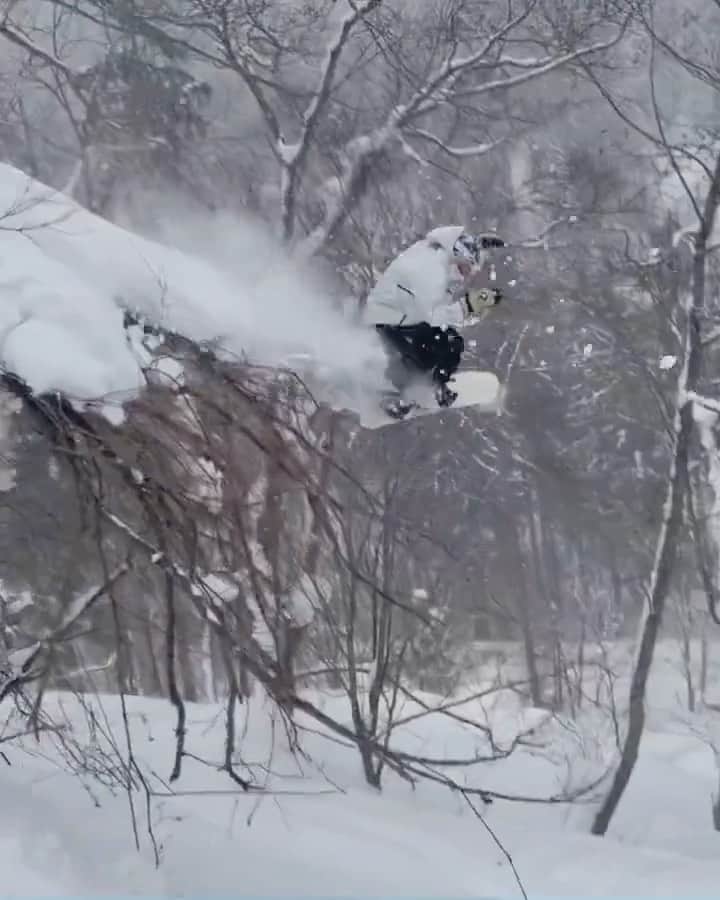 アナログクロージングのインスタグラム：「Season In Review ➡️ @ylfarunars  Here are some of our favorite Ylfa clips from this winter. Tune in to the latest episode of @thebombhole to hear more from Ylfa (linked🔗)  #burton #snowboarding」
