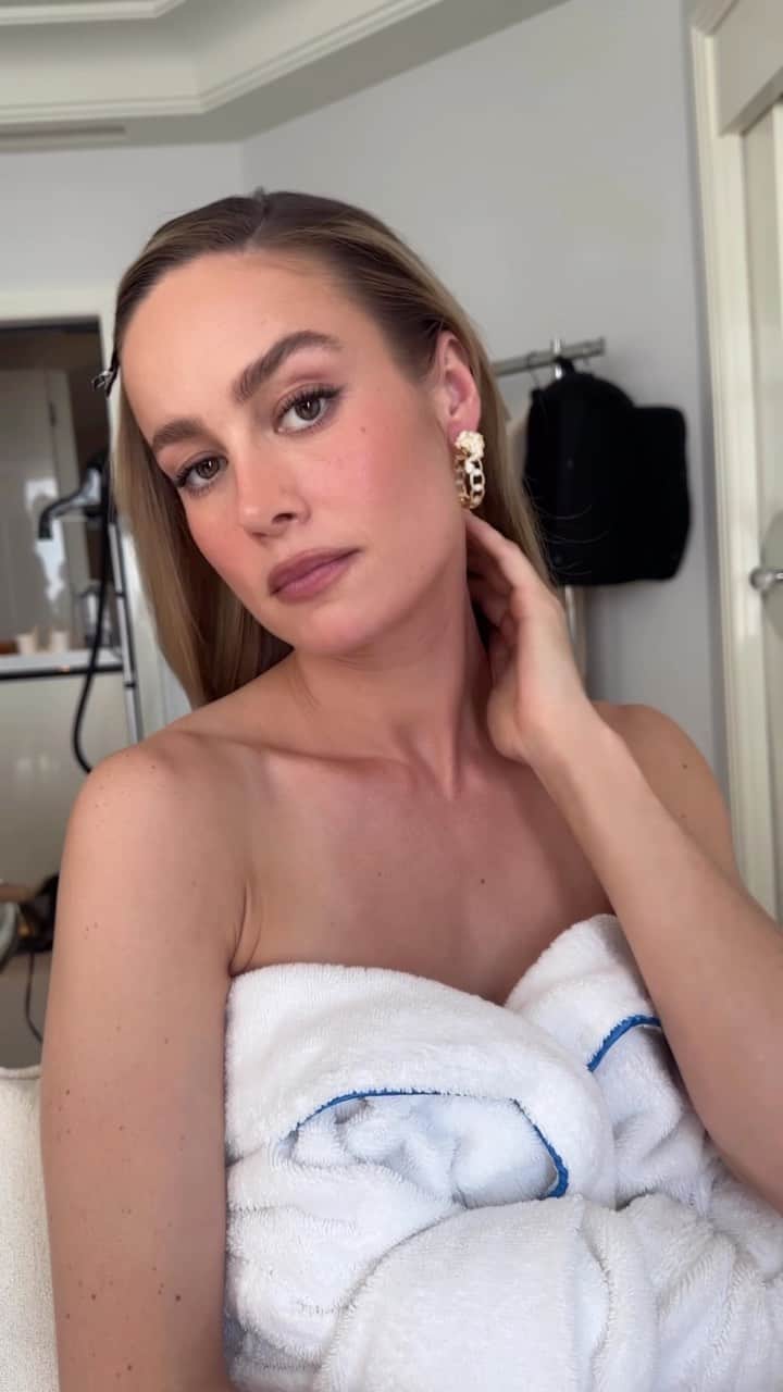DECORTÉのインスタグラム：「@brielarson’s red-carpet radiant skin from day to night in Cannes. Tap the link in our bio to recreate Brie’s look by @ninapark.   #decorte #brielarson #ninaparkbeauty #redcarpet #cannes」