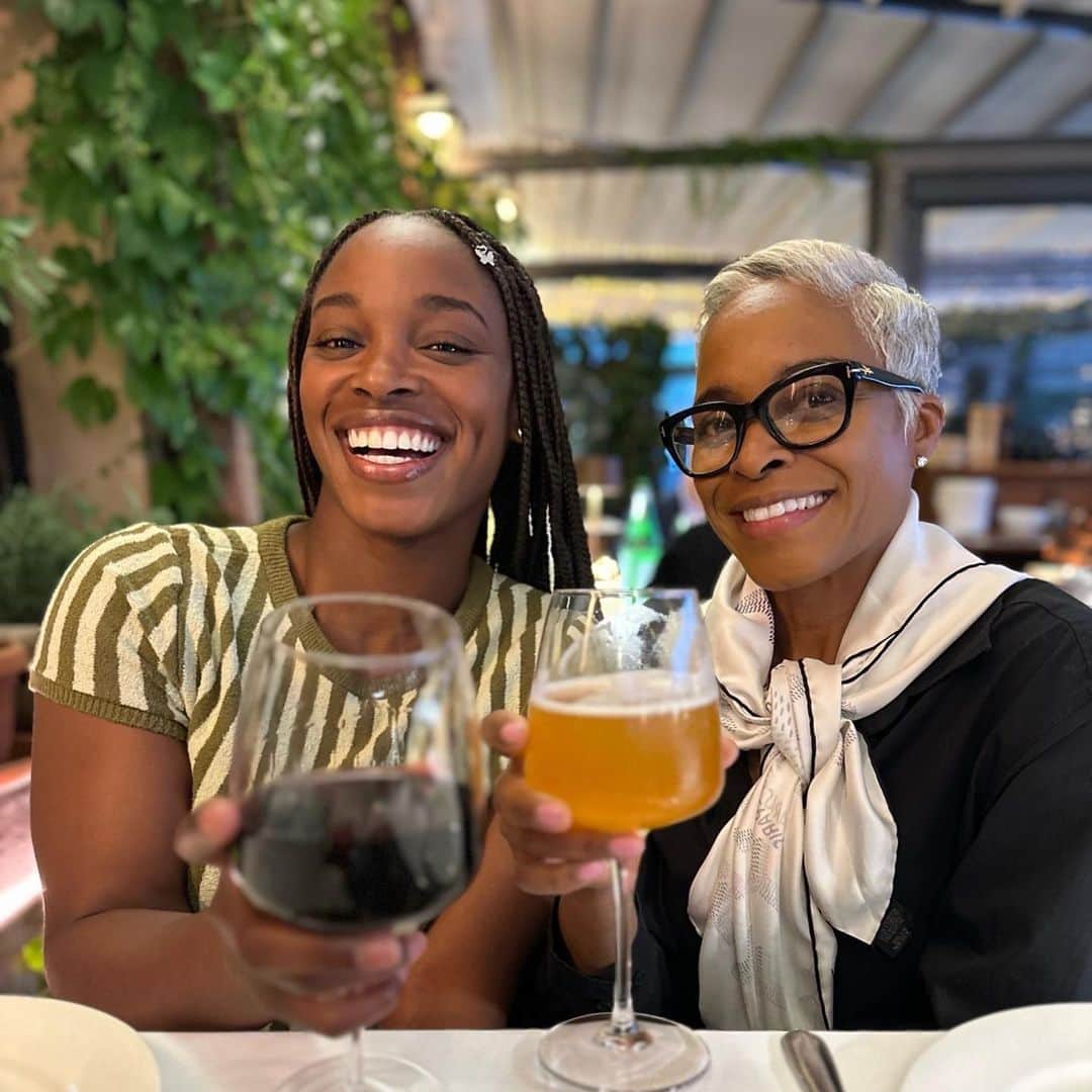 スローン・スティーブンスのインスタグラム：「Uncorking the magic of wines!🇮🇹 Swipe to indulge with us along our Italian wine tour! 🍷✨  Thank you for creating this guide @sommtimessomm 🤍」