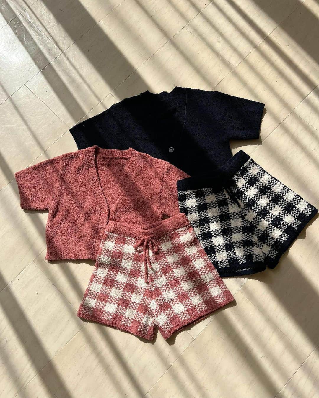 木田絵里香のインスタグラム：「. 明日からルームウェアのノベルティ🐏 もこもこでかわいいの🫧 . ブルーは新宿限定🩵ルミ10はじまるって💳 . #ルームウェア#ルームウェアセットアップ」