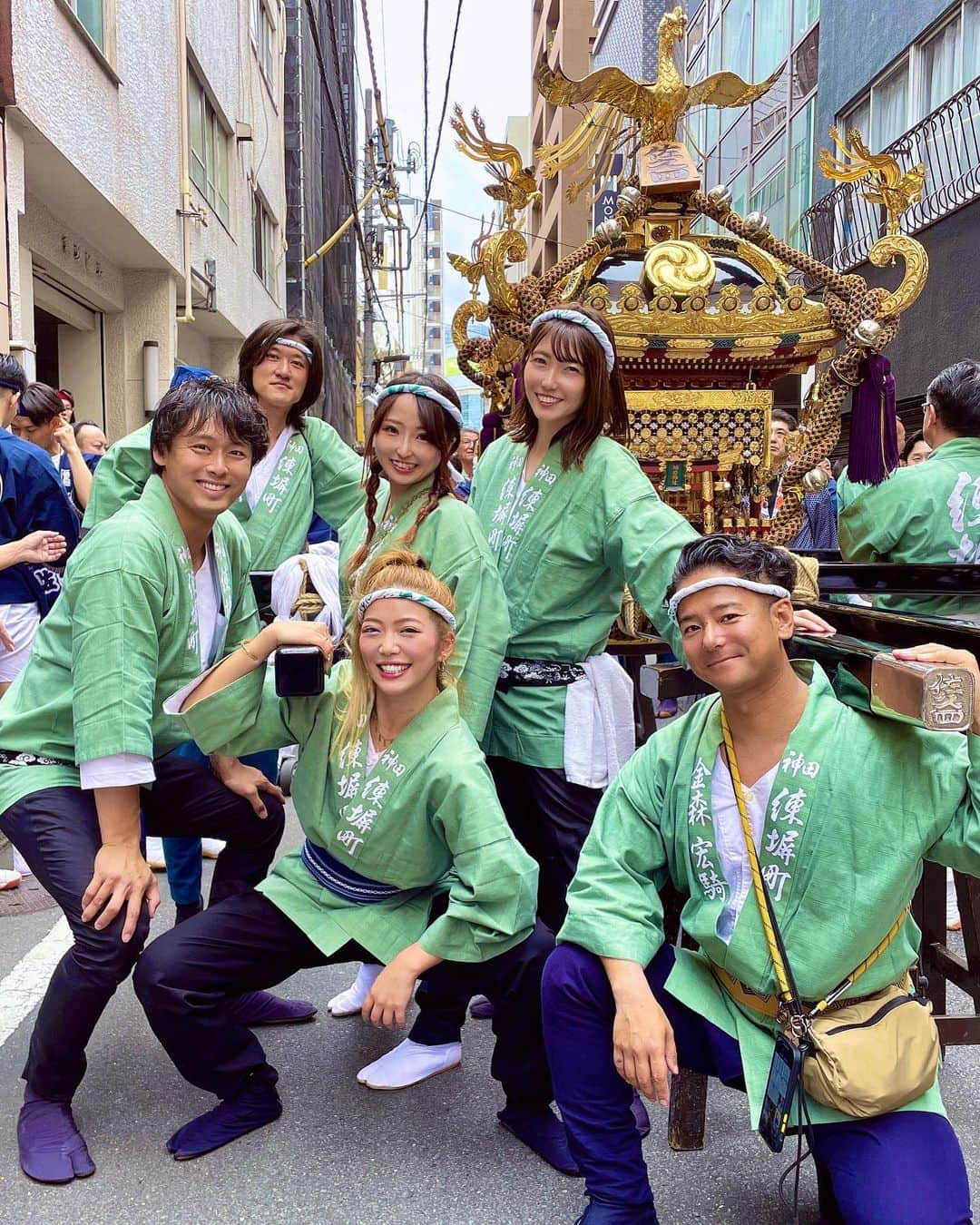 つっきさんのインスタグラム写真 - (つっきInstagram)「🍻🏮🍧🎆⛩✨ ． #おいさ ‼️2023年5月14日 神田祭行ってきたぜ〜🪭✨ めーーっちゃ楽しかった😁✌️❤️‍🔥 楽しすぎて笑顔ぶっ潰れるくらい🤣💖 ． 神田祭は江戸三大祭りの ひとつでめちゃ有名なんだよ😳‼️ ． 小さい頃は地元の神社の子供用 お神輿した事あるけど大人になって 本物のお神輿はつっき初めて担いだの😍❤️ ハッピもハチマキも全部初めてで ワクワクしてお神輿ピカピカで 担いでる人みんなイケイケのイケで あ〜も〜楽しかったああああ❤️ 写真見て楽しかったのみんなに届けー😍💖 動画はまたリールしまーす🩵 ． ． #神田祭 #神田明神 #神田 #お祭り #江戸三大祭 #おいさ #2023 #夏祭り #祭 #お祭り女 #屋台 #出店 #神社 #お神輿 #神輿 #神輿担ぎ #やってやんぞ #お祭り写真部 #御朱印 #秋葉原 #フェスティバル #japanfestival #festival #japaneseculture #enjoy #summer #goodvibes #portableshrine #イケイケのイケ #すきすきのすき❤️」5月17日 21時10分 - tukki007