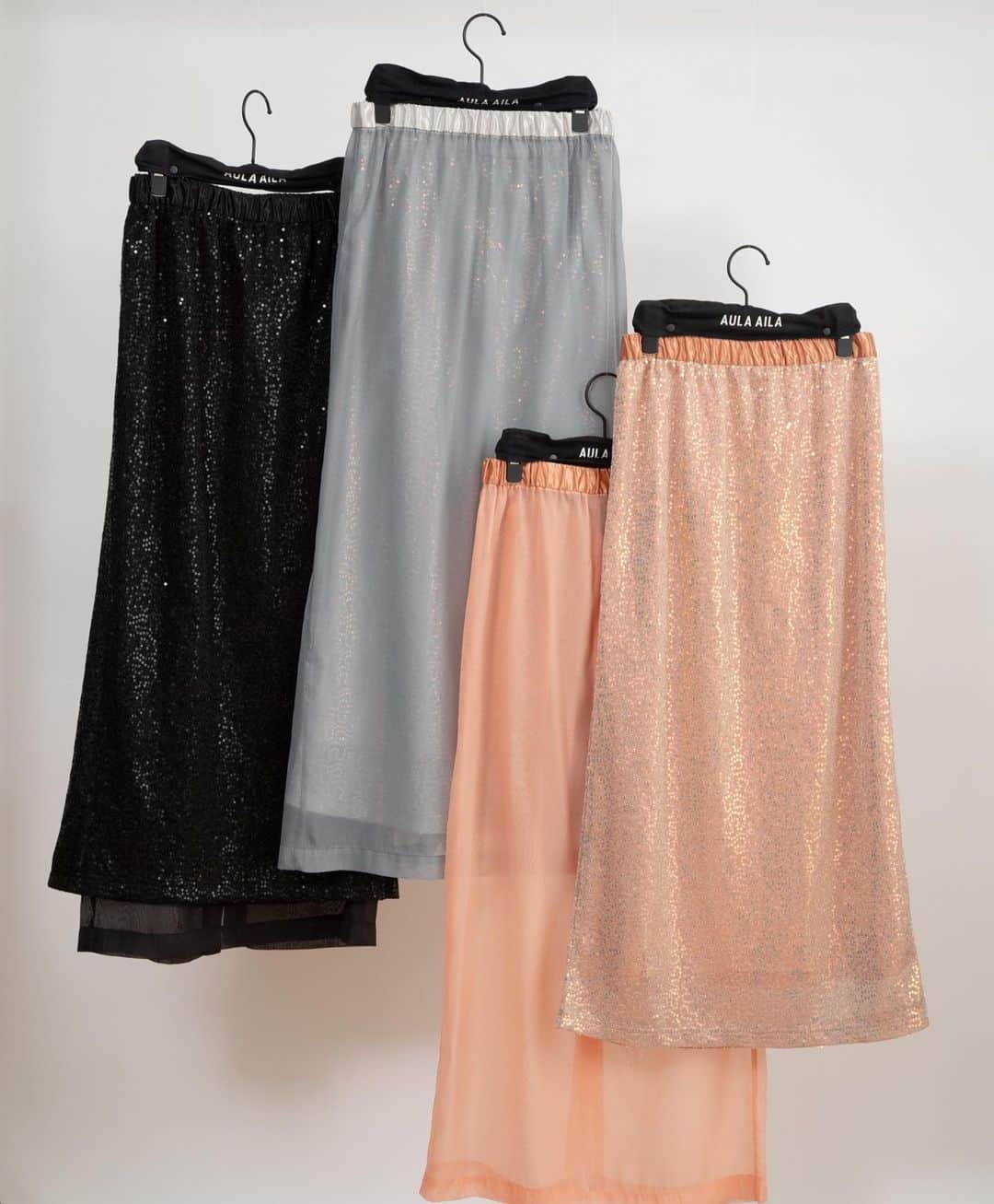 AULA AILAのインスタグラム：「【2023 HIGH SUMMER COLLECTION】  2WAY METALLIC T-SHIRT COLOR PINK/BLACK/SILVER SIZE 0/1 ¥16,500  メタリックスパンコール生地と、ラメジャージー生地の前後どちらでも着用できる、2WAYのTシャツ。  肩にチュールスリット、袖口と裾もチュールで切り替えております。 オーバーサイズの長すぎない丈のTシャツは、タイトなボトムにもボリュームのあるボトムにも、バランスよく合わせやすいアイテム。  ✔️AULA AILA OFFICIAL WEB STOREにて HIGH SUMMER COLLECTIONアイテム展開中！」