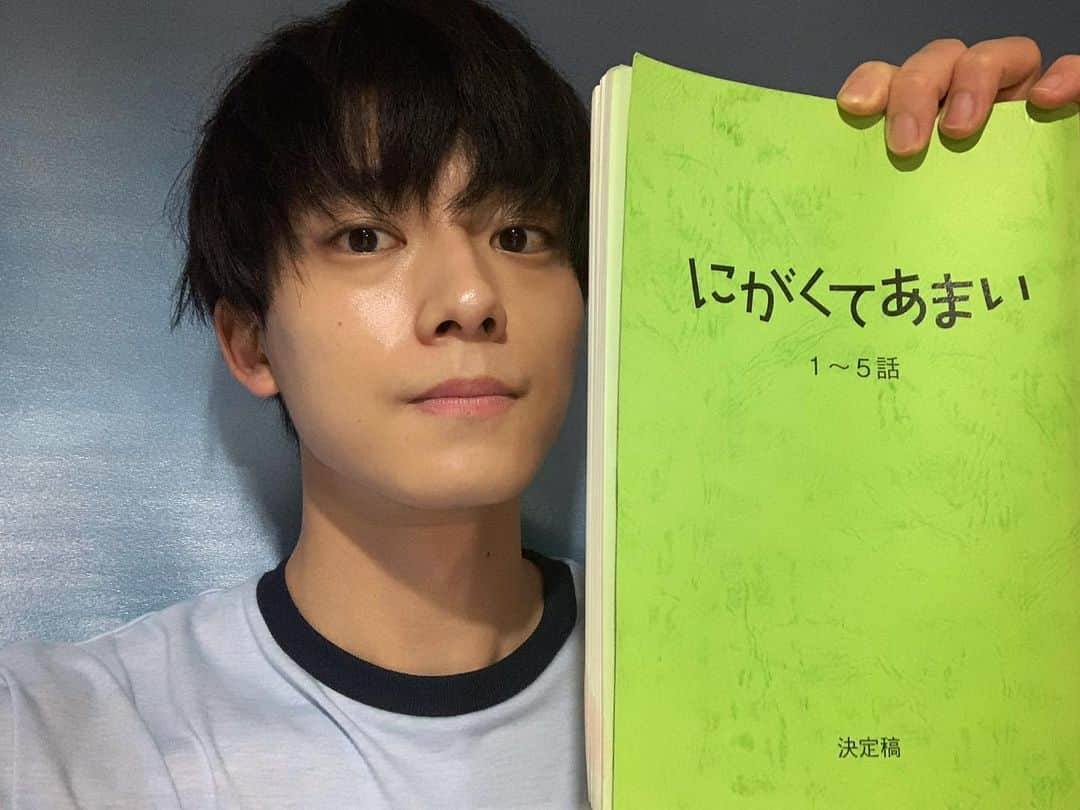 井上祐貴のインスタグラム：「・ 「にがくてあまい」 見て頂けてますか？ 物語の内容はもちろん調理シーンは 特に拘って撮った部分でもあるので 注目して見てほしいものです  Leminoでは第5話まで配信されてます そして東海テレビでは 本日25時35分〜第5話が放送されます 全話見逃し配信もされていますので 是非チェックしてみてください🍅  ちなみに5話は無花果のタルト作りましたみてね！」