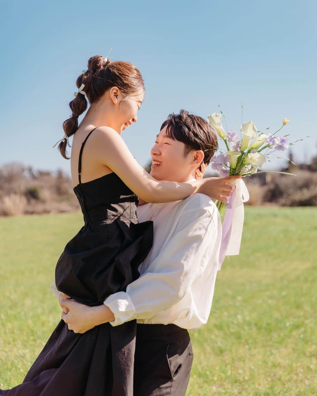 에테르 etherさんのインスタグラム写真 - (에테르 etherInstagram)「신나는 장면, 찰칵 ! 📷  즐거웠던 봄날 🌿  with @makeupmuto @sangmi9777   / #제주스냅 #웨딩촬영 #제주웨딩스냅 #야외웨딩  #웨딩촬영소품 #제주도스냅 #제주도웨딩촬영」5月17日 21時10分 - your.ether