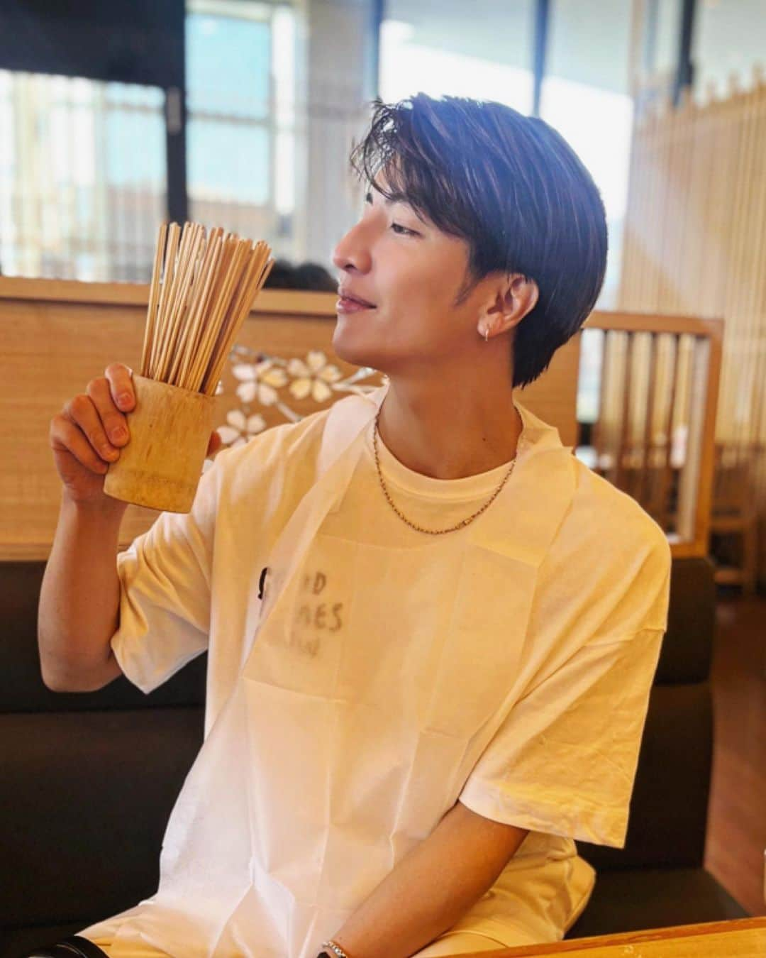 松岡卓弥のインスタグラム：「串カツ食べ放題にて☺️  意外とたくさん食べます🥳👍🏻 小さいサイズではあったんですが101本食べました！！🫢  エビだけでも30本くらい食べたよ！🦐笑  最後苦しかったけど100いきたくて 頑張りました🤣✊🏻  いっぱい食べる人は好きですか？🫢  #串カツ#食べ放題#大食い#フードファイター#食べまくり#ごちそうさまでした」