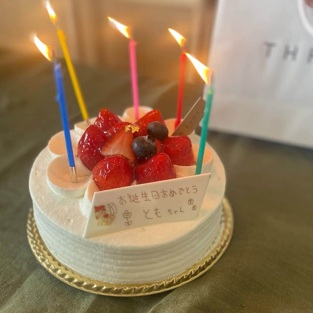 花津ハナヨさんのインスタグラム写真 - (花津ハナヨInstagram)「友達の誕生日なのでこっそりケーキを用意して集まったけど、みんな演技が下手すぎてすぐ本人にバレてた。  おしゃれなおうちで、昼からお酒飲んで饒舌になったみんなが、 夫婦喧嘩の5割はハーゲンダッツが解決してくれるとか、名言がいくつも飛び出して笑う。  帰りに、身長20センチ？くらいの小さいおじさんが現れるという大宮八幡宮に寄り、 首が折れるんじゃないかくらい俯いて真剣にお参りして帰宅。  小さいおじさんは現れませんでしたが今日も楽しい日だった🩵」5月17日 21時12分 - 872874