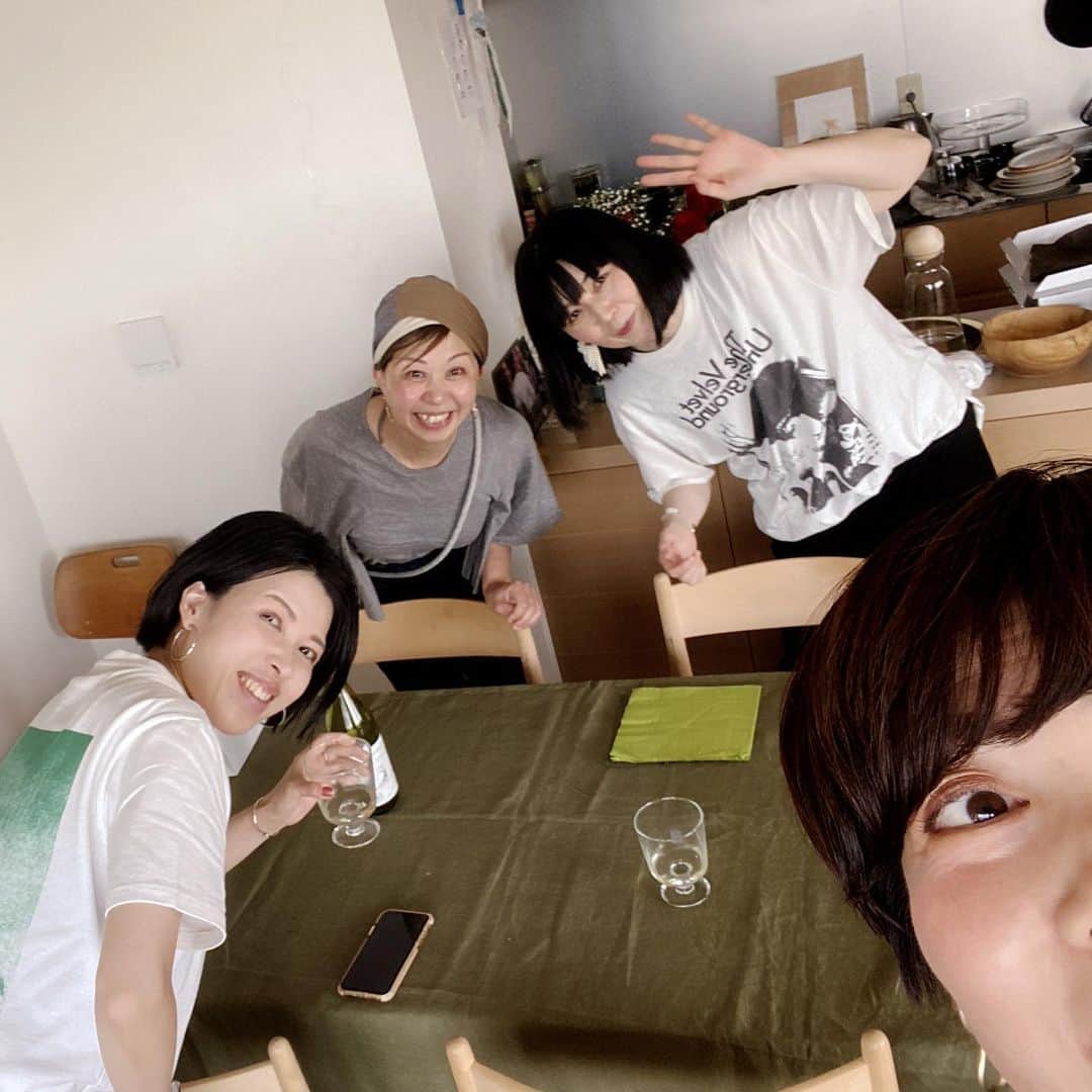 花津ハナヨのインスタグラム：「友達の誕生日なのでこっそりケーキを用意して集まったけど、みんな演技が下手すぎてすぐ本人にバレてた。  おしゃれなおうちで、昼からお酒飲んで饒舌になったみんなが、 夫婦喧嘩の5割はハーゲンダッツが解決してくれるとか、名言がいくつも飛び出して笑う。  帰りに、身長20センチ？くらいの小さいおじさんが現れるという大宮八幡宮に寄り、 首が折れるんじゃないかくらい俯いて真剣にお参りして帰宅。  小さいおじさんは現れませんでしたが今日も楽しい日だった🩵」