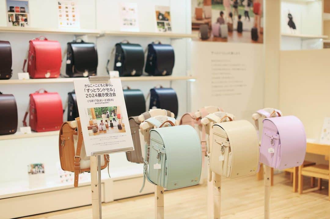 きなこのインスタグラム：「本日から梅田の阪急百貨店で、ずっとランドセルの展示予約販売会がスタートしました☺️  さっそくご家族でランドセルを見に来てくださった方、購入してくださった方、皆様ありがとうございます✨ 実際に背負って気に入っていただける様子を見られて、お話できて、とても嬉しかったです💓  ▶︎阪急うめだ本店 11階コトコトステージ111にて 5月17日（水）〜5月23日（火）  ぜひぜひお越しいただけると嬉しいです♩ 背負っていただいて写真も撮れます😚 ……………… 2024年度版ずっとランドセル、本日初回の出荷をさせていただきました。到着までお楽しみにお待ちください🥰  #ずっとランドセル #ミモザ #ランドセル #半かぶせ #半かぶせランドセル #ランドセル選び #入学準備 #ラン活 #4歳 #5歳 #6歳 #男の子 #女の子 #育児 #子育て #こども #子供  #暮らし #小学生」