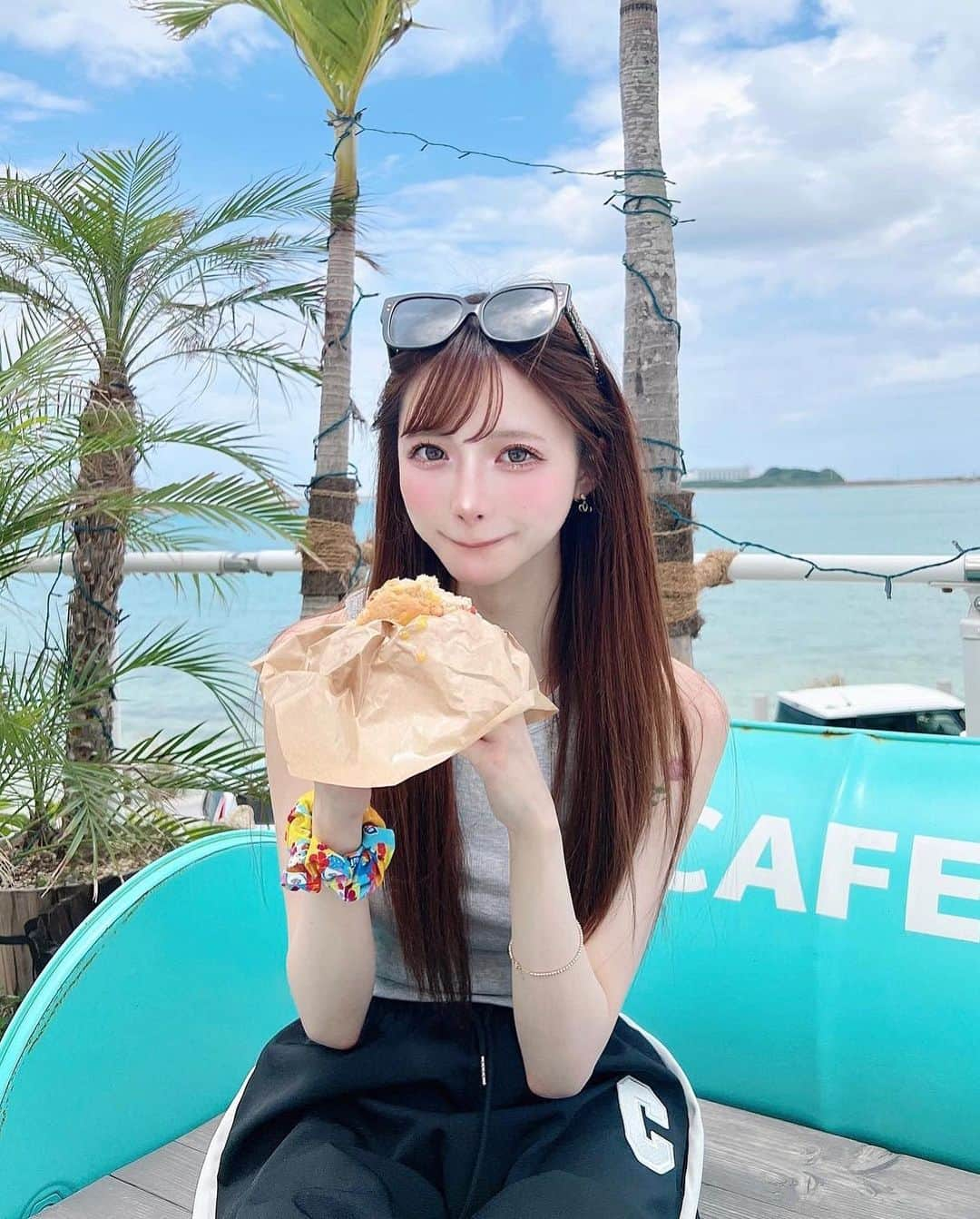 あやちゃんのインスタグラム：「ウミカジテラスは絶対行った方がいい°･🐠⛱ ここ映たー♡ ハンバーガー美味しかったん🍔  #ウミカジテラス #ウミカジテラス瀬長島 #瀬長島ウミカジテラス #ウミカジテラスカフェ #うみかじテラス #海の見えるカフェ #沖縄グルメ #沖縄カフェ #那覇グルメ #那覇カフェ #沖縄旅行 #沖縄観光」