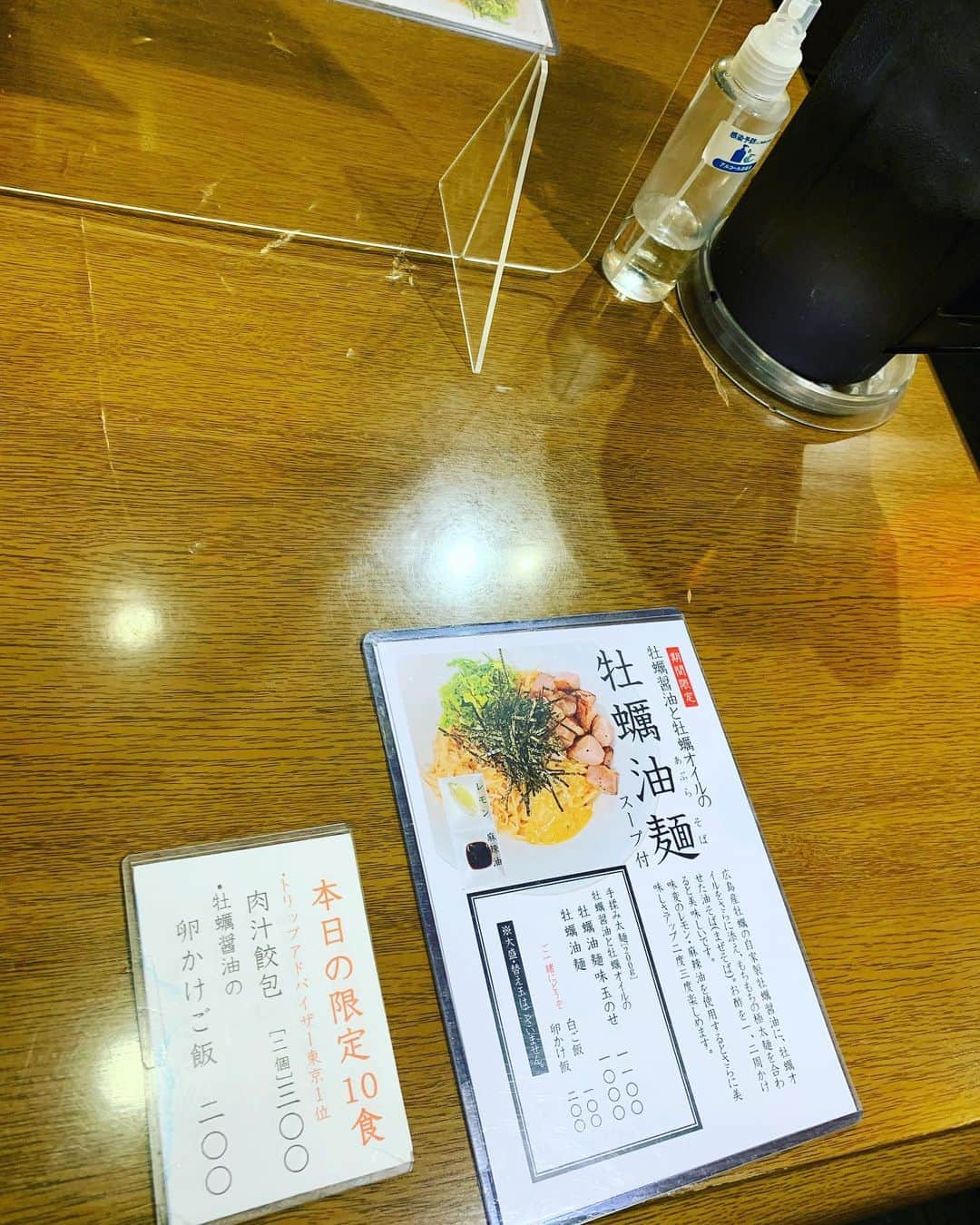KagitaYukikoさんのインスタグラム写真 - (KagitaYukikoInstagram)「🍜✨😋 東京出張の ランチタイム♡♡  行きたかったお店で🍜 限定麺✨✨ ＊特製牡蠣とあさりオイルの塩そば＊  国産丸鶏のお出汁が効いてて✨✨ スープに♡♡ 牡蠣の香り 細麺と絡まりあって ほんま最高〜😆💕  美味しくて✨ おいしくて✨✨ スープもめっちゃ飲んで 色んな味の深みを 楽しみました☺️⭐️  ＊はまぐり出汁専門　拉麺 はま家＊ @ramen_hamaya  食べて元気になったし 午後からのお仕事も 頑張れましたッ😆✨✌️  六本木での間借り営業は 今月までらしく🍜✨✨ 食べたい人はぜひ 油そばとかも めっちゃ美味しそうやった😋💕  #ゆきんこ #グルメ #ラーメン大好き #ラーメン #🍜 #東京間借りラーメン #六本木ラーメン #東京はまぐりらーめん #東京貝だしラーメン #六本木ランチ #六本木塩ラーメン #東京塩ラーメン　 #Woomypr」5月17日 21時16分 - mermaid.yukinko