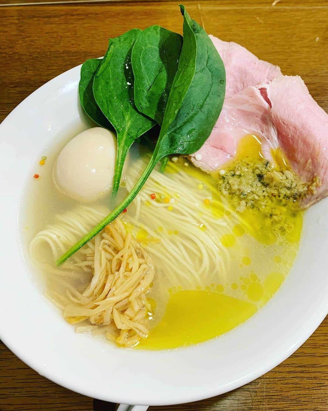 KagitaYukikoさんのインスタグラム写真 - (KagitaYukikoInstagram)「🍜✨😋 東京出張の ランチタイム♡♡  行きたかったお店で🍜 限定麺✨✨ ＊特製牡蠣とあさりオイルの塩そば＊  国産丸鶏のお出汁が効いてて✨✨ スープに♡♡ 牡蠣の香り 細麺と絡まりあって ほんま最高〜😆💕  美味しくて✨ おいしくて✨✨ スープもめっちゃ飲んで 色んな味の深みを 楽しみました☺️⭐️  ＊はまぐり出汁専門　拉麺 はま家＊ @ramen_hamaya  食べて元気になったし 午後からのお仕事も 頑張れましたッ😆✨✌️  六本木での間借り営業は 今月までらしく🍜✨✨ 食べたい人はぜひ 油そばとかも めっちゃ美味しそうやった😋💕  #ゆきんこ #グルメ #ラーメン大好き #ラーメン #🍜 #東京間借りラーメン #六本木ラーメン #東京はまぐりらーめん #東京貝だしラーメン #六本木ランチ #六本木塩ラーメン #東京塩ラーメン　 #Woomypr」5月17日 21時16分 - mermaid.yukinko