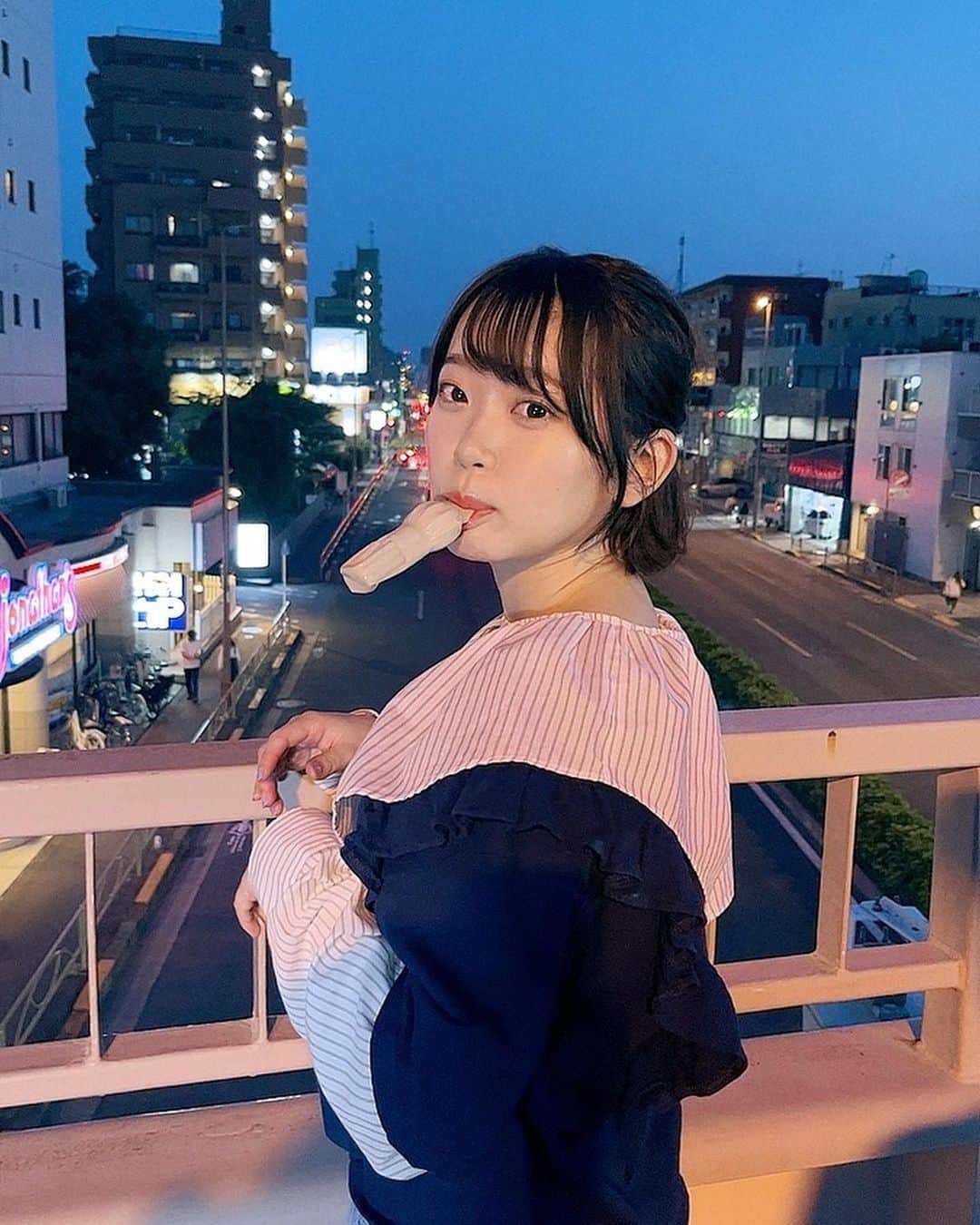 のインスタグラム：「#とられち 撮影でした📸  真夏みたいな天気のおかげで素敵な写真になりました！ 発売お楽しみに☀️  なんかかわいい建物と道とお花の写真も添えておきます。」