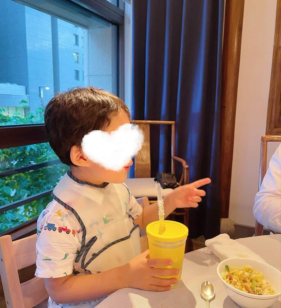 越馬千春さんのインスタグラム写真 - (越馬千春Instagram)「. 子供との夜ご飯が少し楽になってきた今日この頃✨☺️ 息子と私のお祝いをしていただいた日🎂♥️✨  @thepeninsulatokyo  #ヘイフンテラス#HeiFungTerrace#起鳳臺 #peninsula #peninsulahotel #ペニンシュラ東京#男の子ママ#👩🏻#ママライフ#ママ#育児日記#年子育児#年子兄弟#年子兄弟#4歳男の子#2歳男の子#子連れディナー」5月17日 21時18分 - chiharukoshiba