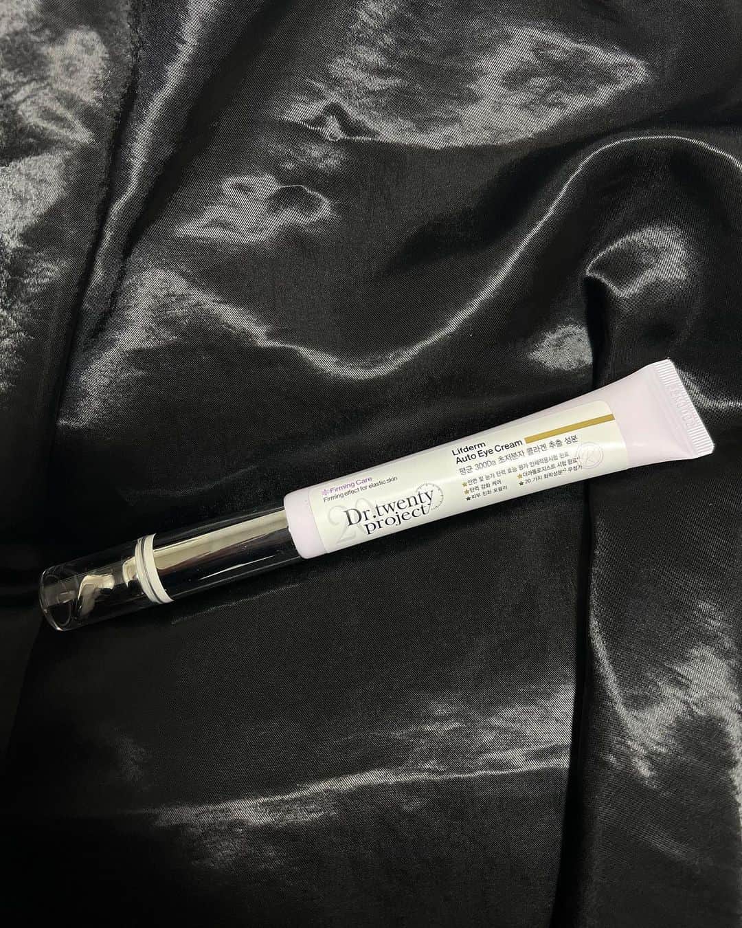 雨宮凜々子のインスタグラム：「最近のskin care👀🫧 【Dr.twenty project】  電池不要なのに塗るだけで少しビリビリして、目の筋肉をいい感じに刺激してくれるからオススメ🫶🏻  朝から仕事の時もこれ一本で目元スッキリ👀  #Dr_20 #ドクター20 #弾力ケア #スキンケア #アイクリーム #韓国コスメ」