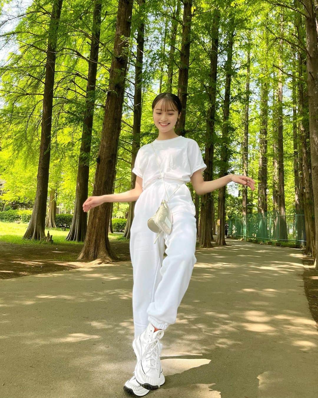 櫻愛里紗のインスタグラム：「暑すぎて半袖着ちゃったー！もう夏越せない気がする！😵💭 ⁡ オールホワイトで！🤍 ひやひやしながらお昼食べたよん ⁡ ⁡ ⁡ ⁡ ⁡ ⁡ ⁡ ⁡ #櫻ありさ #公園巡り #オールホワイトコーデ #厚底コンバース #らくちん ！#ばーちゃんのイヤリング」