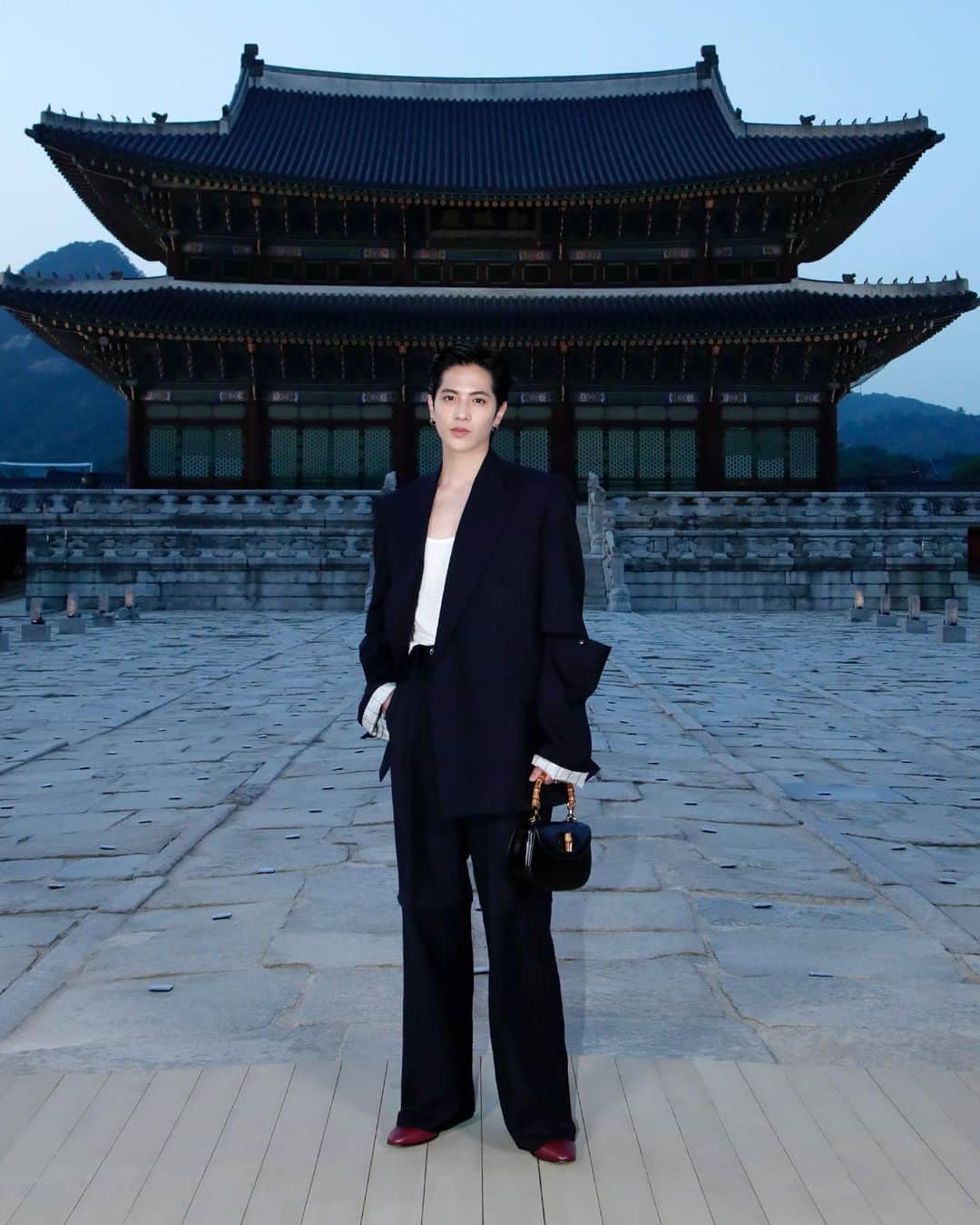 志尊淳のインスタグラム：「🇰🇷ソウルで行われたグッチ クルーズ2024コレクションに参加しました。  I got invited to see Gucci Cruise 2024 collection that held in Soul. Thank you for having me   @Gucci #GucciCruise24 @fashionsnapcom」