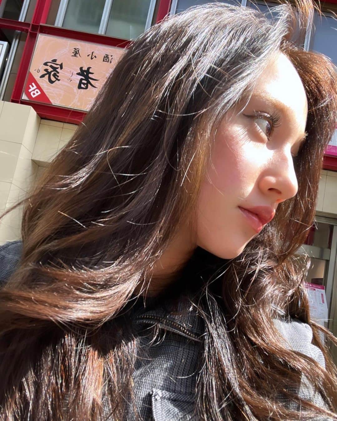のインスタグラム：「垢抜けたい🥺と思ってる人‼︎ ぜひ眉毛からスタートしてみて🎀  よく髪色より少し濃いめの方が垢抜けるって言われるけど、私は逆パターンだった😂 れいらは髪色よりも少し明るくしてるよ🫶🏻 @une_fleur_mika さんにいつもお任せしてます🌤ほんっとに おすすめ:)」