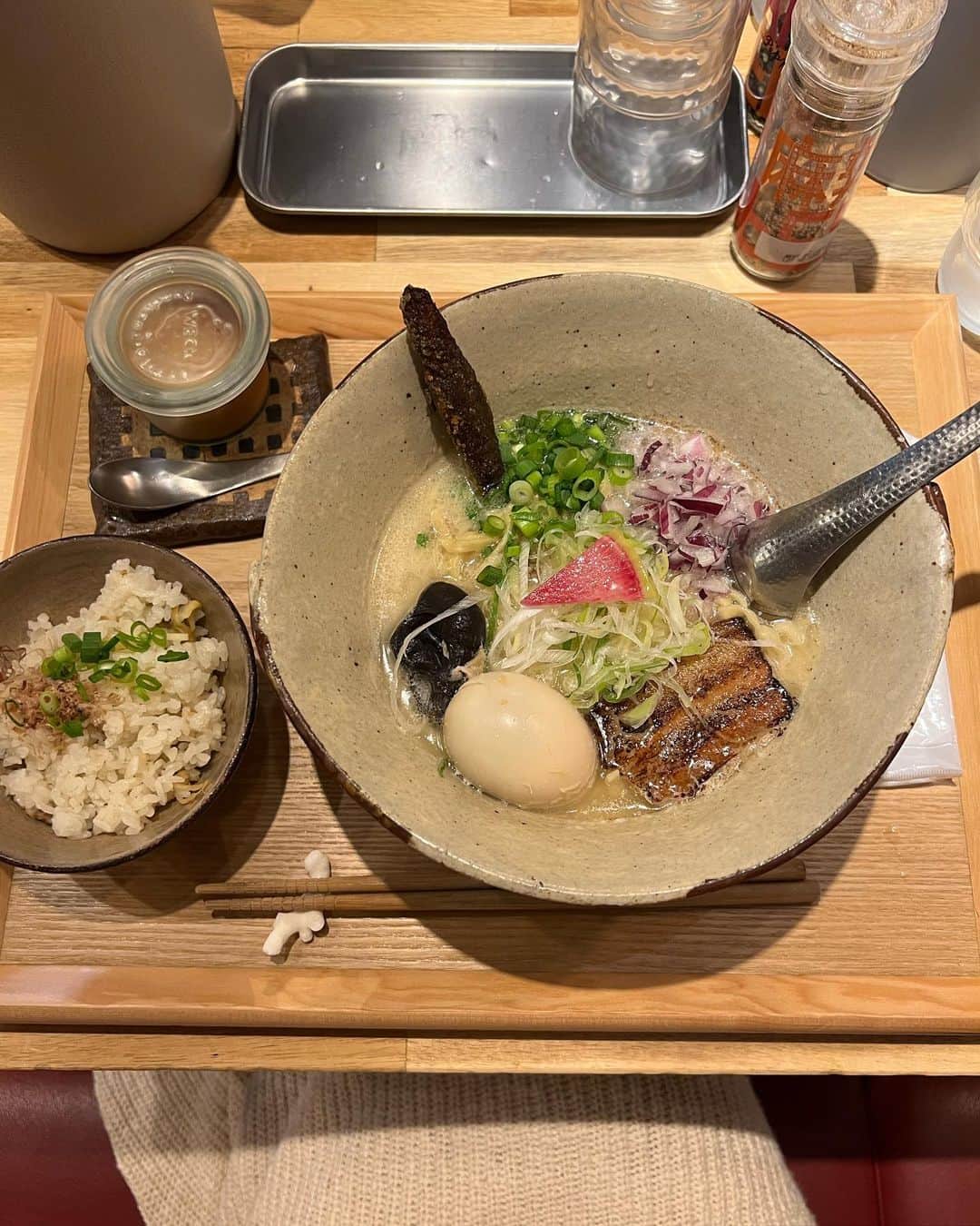 徳本夏恵（なちょす）さんのインスタグラム写真 - (徳本夏恵（なちょす）Instagram)「沖縄の美味しかったご飯達集。  空港ついてすぐそばにあるから必ず食べちゃうのやけども、 お揚げさんとミソとスパムってこん美味しいのかってじんわり。おにぎりってやっぱりおいしい。 @pork_tamago_onigiri  どーしてもここの貝出汁との沖縄そばの組み合わせが忘れられなくて、、 なんてゆったらいいのか、、とにかく優しい、、全てが優しいでまとまってる。沖縄そばの中でいまんところ一番好き。 @kiseki__okinawa   ビーチのすぐそばだから余計に美味しかった大好物のチキンオーバーライス。 @bigknot_seaside #沖縄#沖縄カフェ#ポーたま#沖縄グルメ」5月17日 21時22分 - nachos_kimono