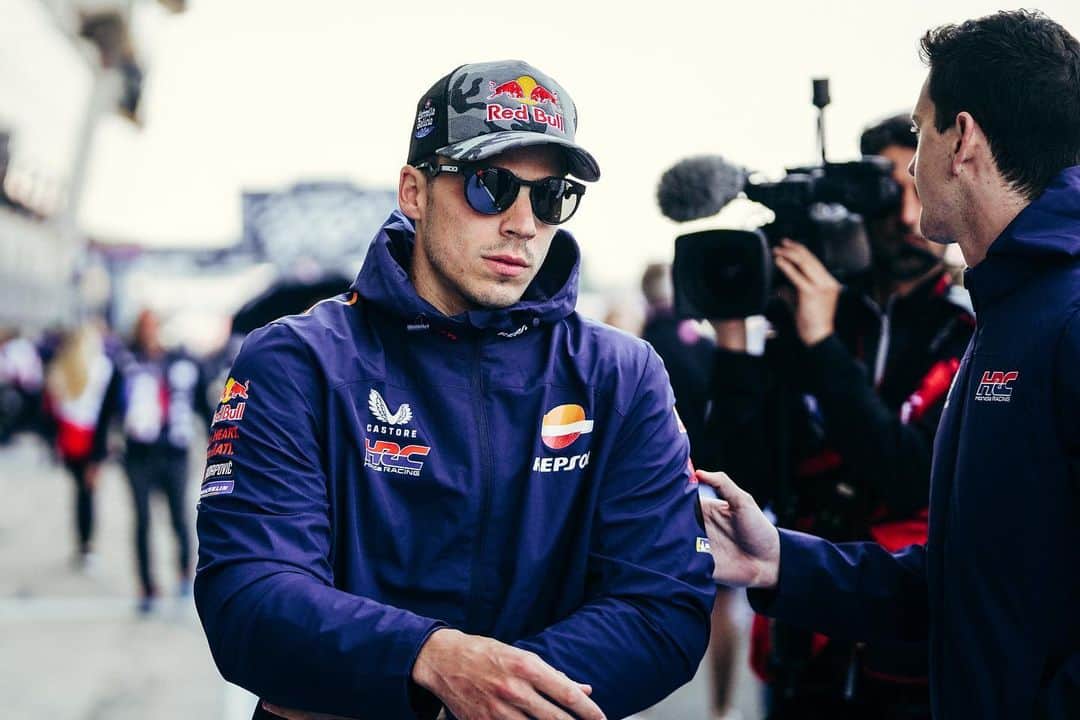 レプソル・ホンダのインスタグラム：「In and out of the track. Always in @castore_sportswear」