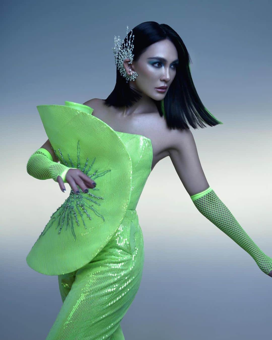 ルナ・マヤのインスタグラム：「Elegance in green 💚  Photographer @harionohalim Stylist @allyshanila Stylist's Assistant @_lar.ixxa_ Makeup Artist @archangelachelsea Hair Stylist @shabura Nails @linneabeautybar_id Jumpsuit by @maisonbaazcouture Shoes by @jimmychoo @rococostore Earcuff by @rinaldyyunardi」
