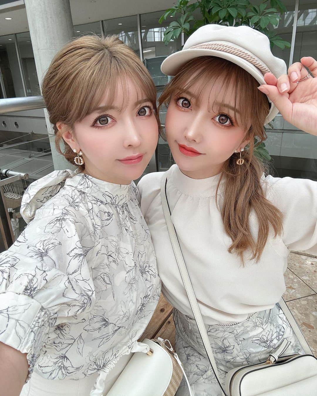 吉川ちえのインスタグラム：「【👯‍♂️❤️👯‍♂️❤️👯‍♂️❤️👯‍♂️】 . 双子ショット😆💕 お揃いのトップス着たよ🫶✨ ( @lipservice_official )の✌️ ちかさんはフラワー柄で わたしは無地💓 . #lipservice #双子 #双子コーデ」