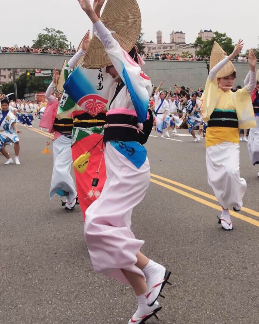 中神円さんのインスタグラム写真 - (中神円Instagram)「🇹🇼桃園  我很高興再次來台灣跳阿波舞 我要感謝大家來看我們的表演 以前我不會說中文、但現在我可以交談了 這讓我很開心  また台湾で阿波踊りを踊ることができて嬉しい。 私たちの演舞を観に来てくださったみなさま、どうもありがとうございました。 以前の台湾公演では、わたしはまだ中国語を話せませんでしたが、今回沢山のお客さまと会話をすることができ、それが何より嬉しかったです。  #阿波舞 #台灣阿波舞 #桃園 #義民廟 #仁海廟 #阿波踊り #高円寺阿波踊り  📸@terry0932340227 謝謝！」5月17日 21時30分 - 1yen2yen3yen