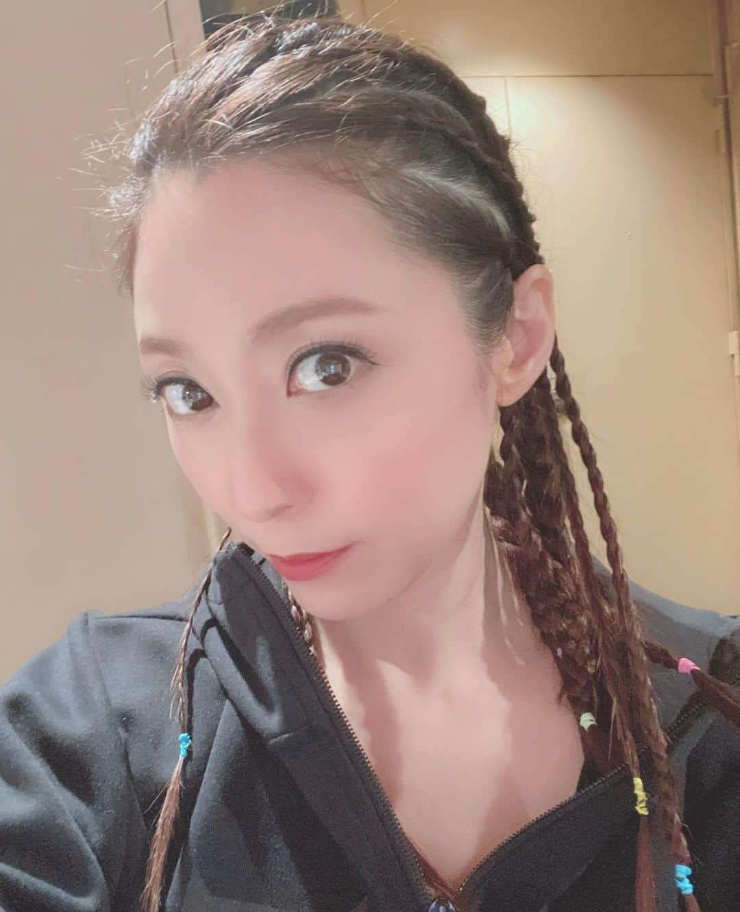 白木優子のインスタグラム：「懐かしい髪型 写真展の撮影の時やってもらったコーンロウ ボクシングやるならコレだよね #ボクシング #キックボクシング #コーンロウ #写真展 #なつい #アラフィフ #AV女優 #47歳 #白木優子」