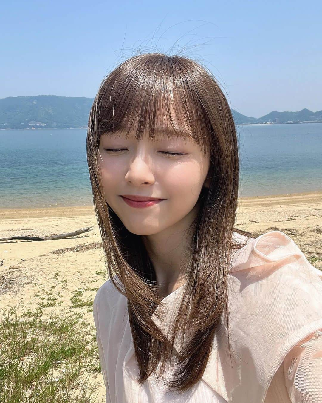 高畑結希さんのインスタグラム写真 - (高畑結希Instagram)「. まぶしい〜🌞 外の空気が気持ちよかった🏖️ 今日は久しぶりにカラッと 晴れてめちゃ暑かったね！  みんなのところはどうだった？  . #海 #湿気 #髪の毛ぱや #晴れ #sky #nature #self」5月17日 21時31分 - yuhki_takahata