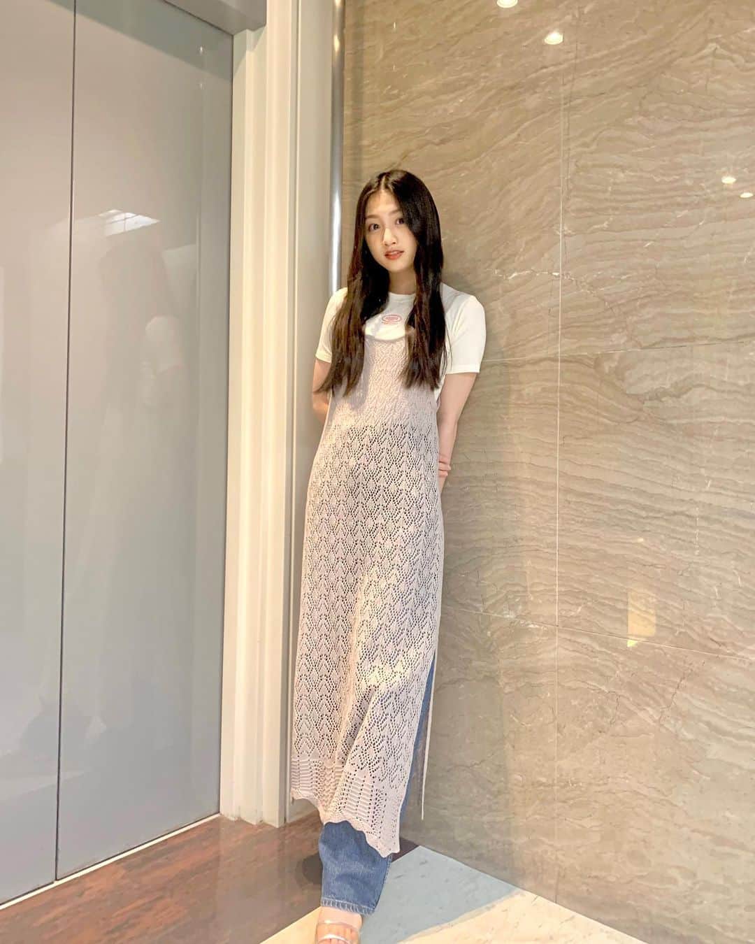 塩月希依音のインスタグラム：「くすみぴんく🌷🌷  デニムとミニTシャツで ピンクを取り入れても 甘くなりすぎないコーデに⚘⚘  #code#コーデ#fashion #ファッション#くすみ#くすみカラー #くすみピンク#くすみピンクコーデ #ぴんく#ピンク#デニム#ジーンズ#ジーンズコーデ #jk#ljk #05#05년생 #05line」