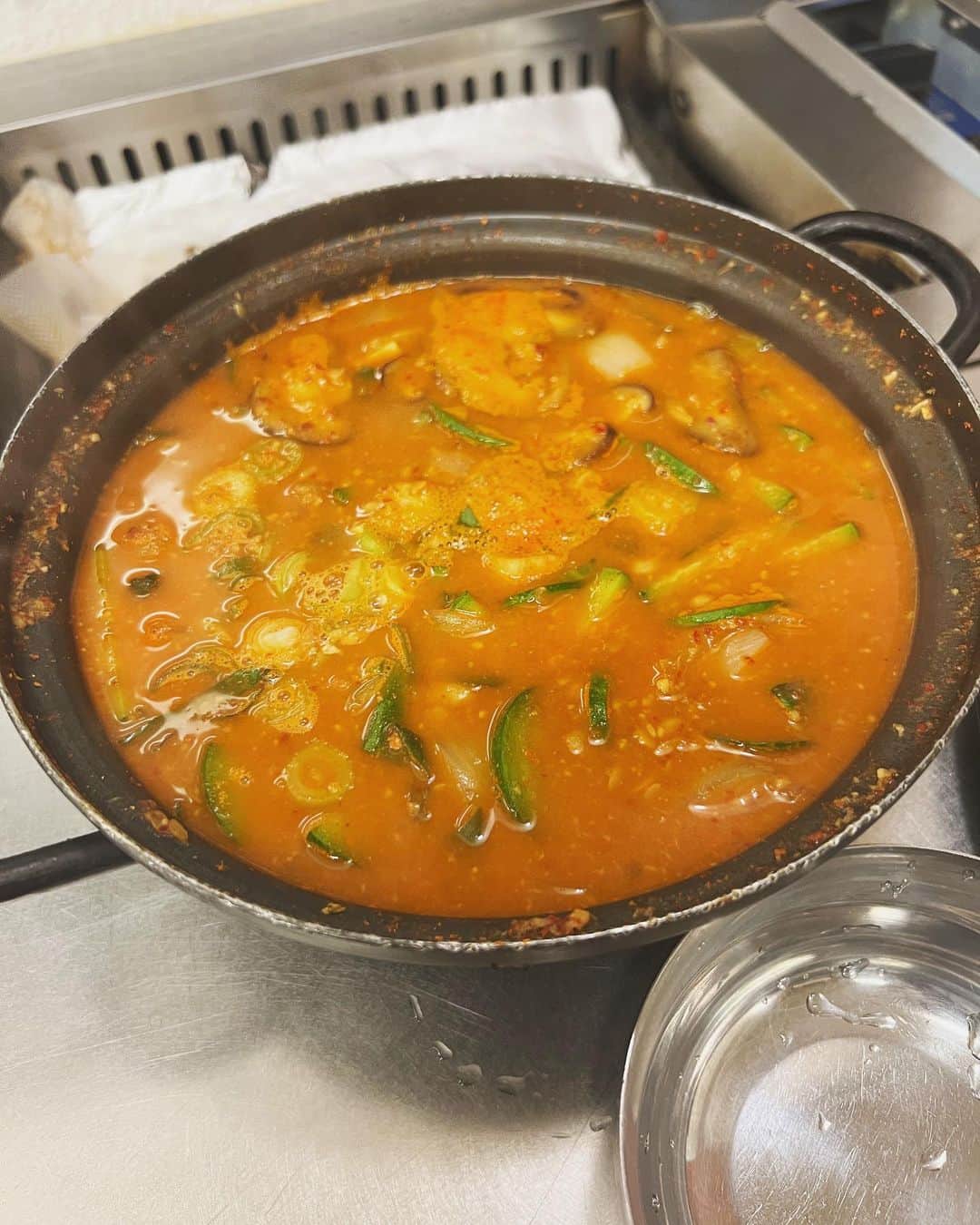 キム・ヨンチョルさんのインスタグラム写真 - (キム・ヨンチョルInstagram)「오늘 저녁밥 얘기 쫌만 들어봐…  대구 일 끝나고 광명역에서 @zzangpoong.t 에게 저녁 까임. 하긴 뭐 어제도 모임에서 봤으니…ㅎ  매니저.. 집에가서 먹겠대! 그럼 난 무조건 존중. 👍   자 왠지 3번째부터 까일거같아서.. 시간도 8시쯤 되었고.. 이럴땐 빨리 혼자 먹어야 함! 그래서 목욕하고 샴페인 사와서 나의 단골 #대삼식당2호점 옴.  1-2인석 있으니 참고바람(벽보고 당당히 드세용)   Pajama (위) 바지 청바지 입고 슬리퍼신고 집앞 걸어옴…  @monocle_subscriber 윤호야 들고왔어 👍  요즘 넘 #병철이네 #대삼 둘만 왔다갔다 하느라.. 나의사랑 #금돼지식당 을 못가긴 했지만… ㅎㅎㅎ 갑분금 ㅎㅎㅎㅎㅎ 아 #후추네 아 꿉당 ㅋㅋㅋ  오늘 저녁은 옛날 어르신들이 “아 목아프다” 하면 ‘돼지고기 꾸워 먹어라’ 했단다.   슬슬 집에가서 자야겠다. 내일은 #철파엠 도 있지만 #아는형님 도 있다🤪」5月17日 21時32分 - luxekim