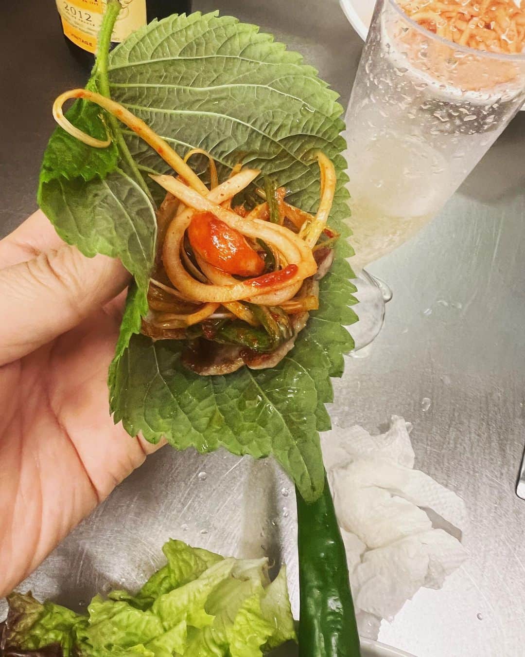 キム・ヨンチョルさんのインスタグラム写真 - (キム・ヨンチョルInstagram)「오늘 저녁밥 얘기 쫌만 들어봐…  대구 일 끝나고 광명역에서 @zzangpoong.t 에게 저녁 까임. 하긴 뭐 어제도 모임에서 봤으니…ㅎ  매니저.. 집에가서 먹겠대! 그럼 난 무조건 존중. 👍   자 왠지 3번째부터 까일거같아서.. 시간도 8시쯤 되었고.. 이럴땐 빨리 혼자 먹어야 함! 그래서 목욕하고 샴페인 사와서 나의 단골 #대삼식당2호점 옴.  1-2인석 있으니 참고바람(벽보고 당당히 드세용)   Pajama (위) 바지 청바지 입고 슬리퍼신고 집앞 걸어옴…  @monocle_subscriber 윤호야 들고왔어 👍  요즘 넘 #병철이네 #대삼 둘만 왔다갔다 하느라.. 나의사랑 #금돼지식당 을 못가긴 했지만… ㅎㅎㅎ 갑분금 ㅎㅎㅎㅎㅎ 아 #후추네 아 꿉당 ㅋㅋㅋ  오늘 저녁은 옛날 어르신들이 “아 목아프다” 하면 ‘돼지고기 꾸워 먹어라’ 했단다.   슬슬 집에가서 자야겠다. 내일은 #철파엠 도 있지만 #아는형님 도 있다🤪」5月17日 21時32分 - luxekim