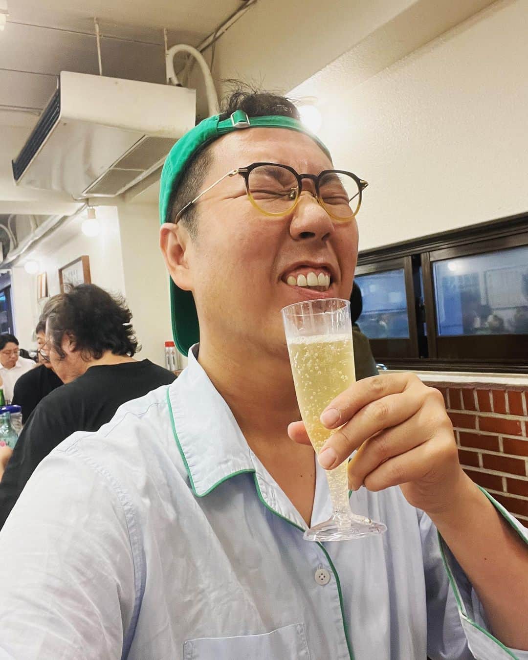 キム・ヨンチョルさんのインスタグラム写真 - (キム・ヨンチョルInstagram)「오늘 저녁밥 얘기 쫌만 들어봐…  대구 일 끝나고 광명역에서 @zzangpoong.t 에게 저녁 까임. 하긴 뭐 어제도 모임에서 봤으니…ㅎ  매니저.. 집에가서 먹겠대! 그럼 난 무조건 존중. 👍   자 왠지 3번째부터 까일거같아서.. 시간도 8시쯤 되었고.. 이럴땐 빨리 혼자 먹어야 함! 그래서 목욕하고 샴페인 사와서 나의 단골 #대삼식당2호점 옴.  1-2인석 있으니 참고바람(벽보고 당당히 드세용)   Pajama (위) 바지 청바지 입고 슬리퍼신고 집앞 걸어옴…  @monocle_subscriber 윤호야 들고왔어 👍  요즘 넘 #병철이네 #대삼 둘만 왔다갔다 하느라.. 나의사랑 #금돼지식당 을 못가긴 했지만… ㅎㅎㅎ 갑분금 ㅎㅎㅎㅎㅎ 아 #후추네 아 꿉당 ㅋㅋㅋ  오늘 저녁은 옛날 어르신들이 “아 목아프다” 하면 ‘돼지고기 꾸워 먹어라’ 했단다.   슬슬 집에가서 자야겠다. 내일은 #철파엠 도 있지만 #아는형님 도 있다🤪」5月17日 21時32分 - luxekim