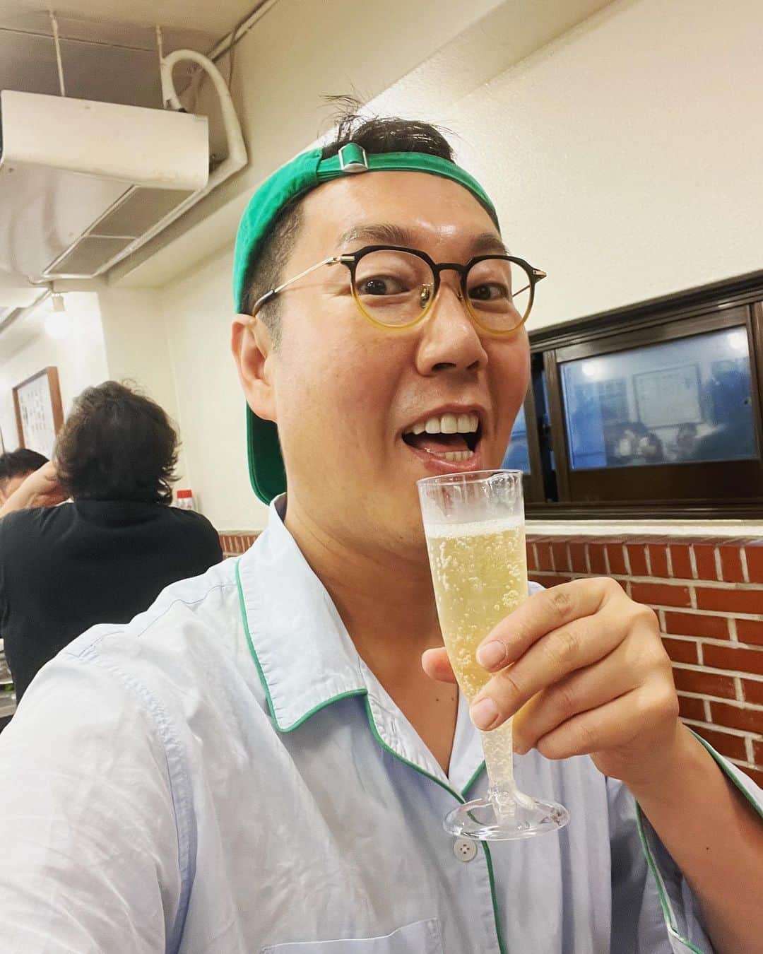 キム・ヨンチョルさんのインスタグラム写真 - (キム・ヨンチョルInstagram)「오늘 저녁밥 얘기 쫌만 들어봐…  대구 일 끝나고 광명역에서 @zzangpoong.t 에게 저녁 까임. 하긴 뭐 어제도 모임에서 봤으니…ㅎ  매니저.. 집에가서 먹겠대! 그럼 난 무조건 존중. 👍   자 왠지 3번째부터 까일거같아서.. 시간도 8시쯤 되었고.. 이럴땐 빨리 혼자 먹어야 함! 그래서 목욕하고 샴페인 사와서 나의 단골 #대삼식당2호점 옴.  1-2인석 있으니 참고바람(벽보고 당당히 드세용)   Pajama (위) 바지 청바지 입고 슬리퍼신고 집앞 걸어옴…  @monocle_subscriber 윤호야 들고왔어 👍  요즘 넘 #병철이네 #대삼 둘만 왔다갔다 하느라.. 나의사랑 #금돼지식당 을 못가긴 했지만… ㅎㅎㅎ 갑분금 ㅎㅎㅎㅎㅎ 아 #후추네 아 꿉당 ㅋㅋㅋ  오늘 저녁은 옛날 어르신들이 “아 목아프다” 하면 ‘돼지고기 꾸워 먹어라’ 했단다.   슬슬 집에가서 자야겠다. 내일은 #철파엠 도 있지만 #아는형님 도 있다🤪」5月17日 21時32分 - luxekim