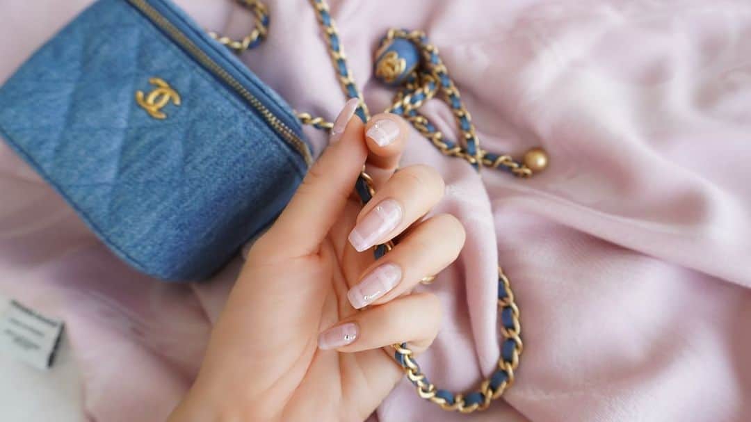 ___mikik___さんのインスタグラム写真 - (___mikik___Instagram)「New nails. リピートしたいくらいお気に入り💝 pink、grey、purpleを混ぜた淡いベースにpinkのチェック. 小さめストーンでキラリ✨ 2枚目が分かりやすいかな (ちょっと伸びてます🤏🏻」5月17日 21時32分 - ___mikik___
