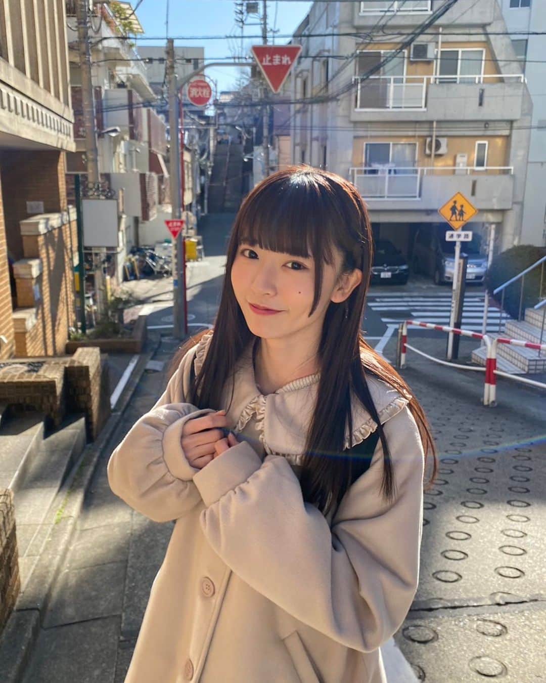 橋本美桜のインスタグラム：「これは撮影の帰りにひかるちゃんが撮ってくれたハシモト    ⁡ ⁡ #アイドル #IDOL #偶像 #パッツン前髪 #ロングヘア  #茶髪 #茶髪ロング #ストレートヘア  #ナチュラルメイク #冬服 #私服 #自然光 #ポートレート #ootd」