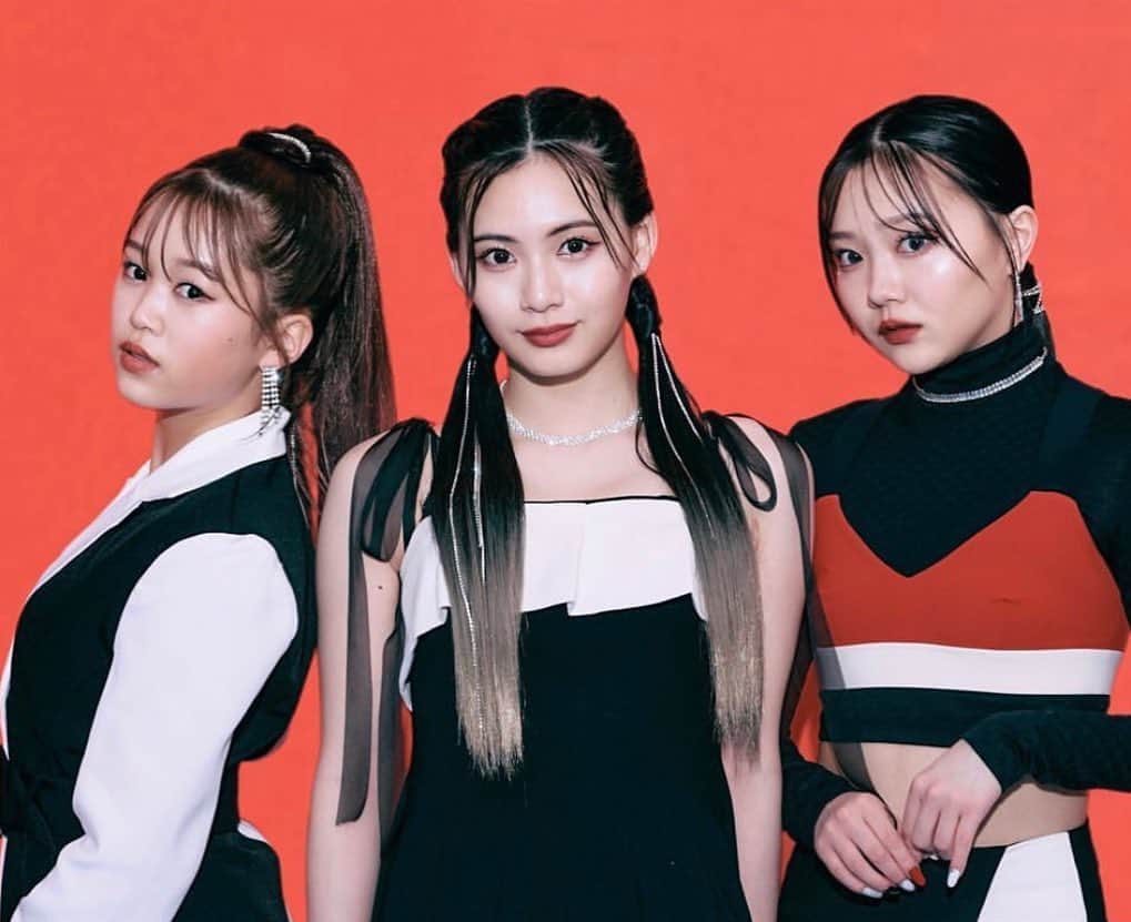 のインスタグラム：「iScreamさま 5/10 release『ALL MINE』 @iscream__official   今回、MVの各３パターンの衣装のイメージに合わせて ヘアメイクも部分ウィッグをたくさん使って、チェンジしたので、髪の毛が長くなったり、短くなったり…  nailも３パターンのnailチップを制作したので、そちらも見てもらえると嬉しいです🤍  Stylist▶︎ @kumikoyashiro  Hair&make-up▶︎ @sayaka.atoguchi  Hair&make-up assistant▶︎ @1129chan  @koki_0507_   -------------------------------- #hairmake #makeup #makeupartist #hairfashion #hairstylist #iscream #sayakaatoguchi #ヘアメイク #ヘアメイクアーティスト #メイクアップ #ヘアアレンジ #後口早弥香」