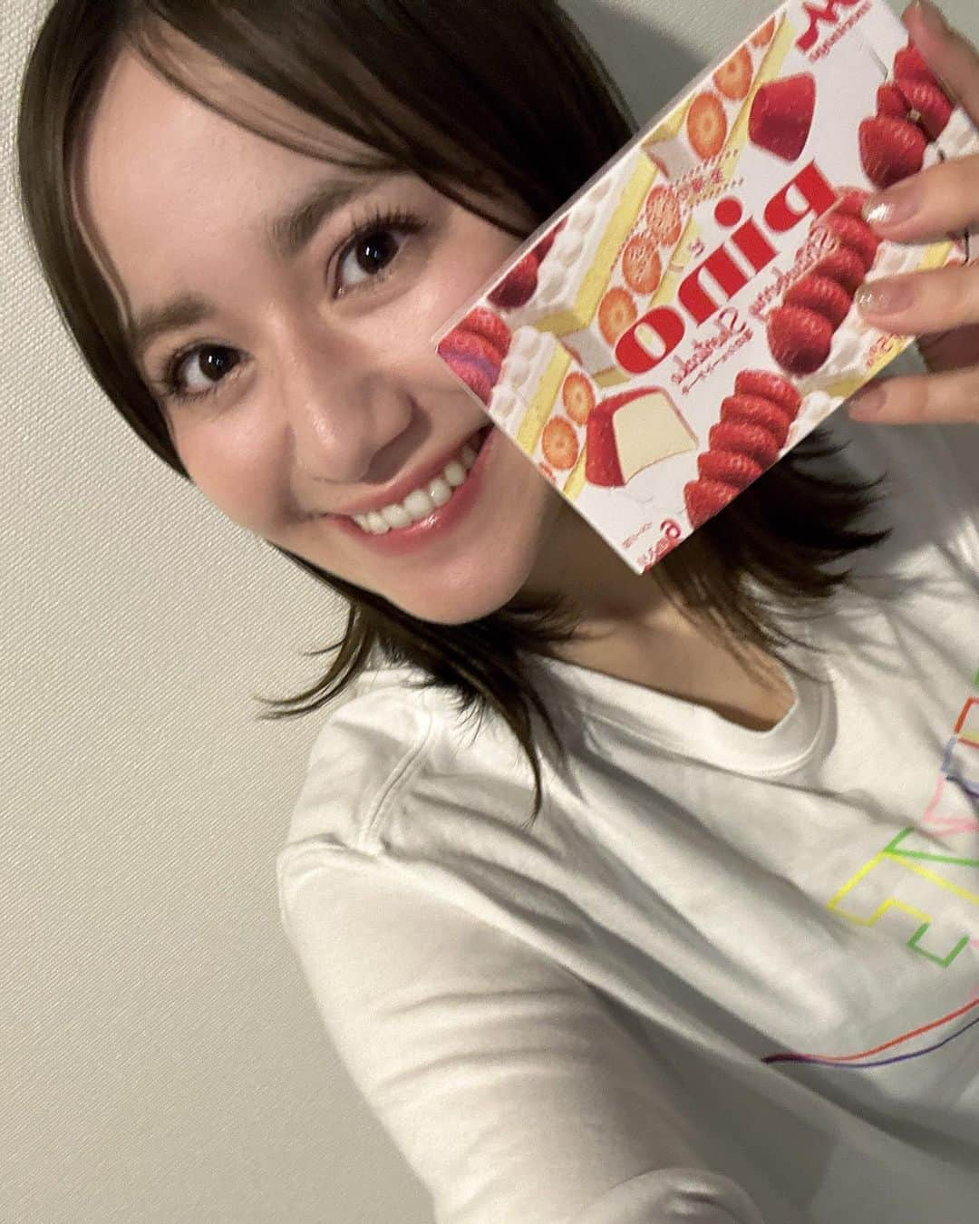 スミス春子さんのインスタグラム写真 - (スミス春子Instagram)「.  きょうは暑かったですねー！🥵 暑いのが大の苦手なので ほぼ引きこもっていました🫠🫠  なんとさっき、コンビニでアイスを３つも買っちゃいました！！🥺 本当はダイエットしてますが… 暑さで血迷いました🥹笑　  ピノのイチゴのショートケーキ味を食べてみたのですが、なめらかでいちご感もたっぷりで美味しかった〜🍓  夏にかけて新作のアイスが楽しみです🍦  #ぴの  #アイス  #あつい」5月17日 21時34分 - harukosmith