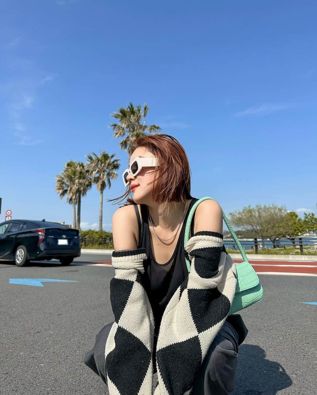 のインスタグラム：「あっつすぎません、きょう🙄  夏やっていけないお🙄 とものお気に入りはさいごだって🙄🙄  #夏服コーデ #スラックス #スラックスコーデ #サングラスコーデ #ビーサンコーデ #ビーサン #カーディガンコーデ #カーディガン」