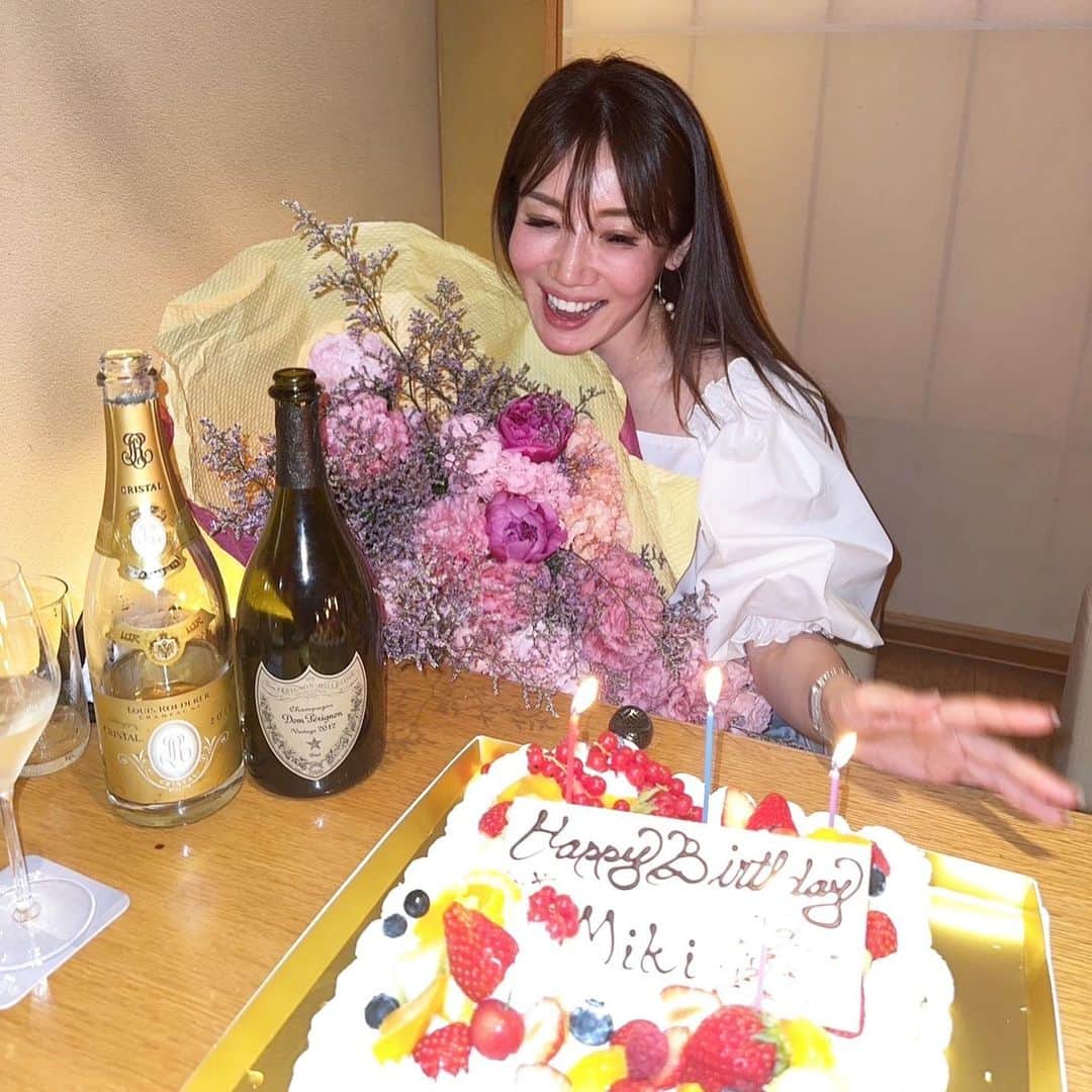 吉田美紀さんのインスタグラム写真 - (吉田美紀Instagram)「・ ・ 誕生日に投稿したお花は週末に @liscia.m がお祝いしてくれた時のもの♡  ミキティのイメージで作ってもらったよ！と 抱えきれないくらいの大きなお花に ウエディングケーキのようなケーキ🎂  女性大社長のサプライズは スケールが大きすぎて わたし、今度踊るね💃と 意味不明な言葉を繰り返してしまいました🙇‍♀️ （踊るくらいしかお返しが見つからなくて👀）  本当にどうもありがとう💕 いただいたお花のイメージに近づけように努力する💪  #friends #thankyou」5月17日 21時37分 - miki__yoshida