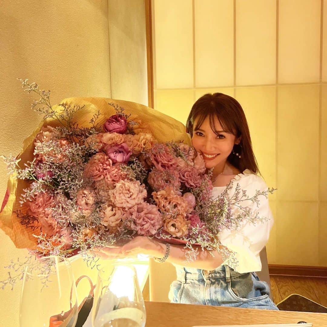 吉田美紀さんのインスタグラム写真 - (吉田美紀Instagram)「・ ・ 誕生日に投稿したお花は週末に @liscia.m がお祝いしてくれた時のもの♡  ミキティのイメージで作ってもらったよ！と 抱えきれないくらいの大きなお花に ウエディングケーキのようなケーキ🎂  女性大社長のサプライズは スケールが大きすぎて わたし、今度踊るね💃と 意味不明な言葉を繰り返してしまいました🙇‍♀️ （踊るくらいしかお返しが見つからなくて👀）  本当にどうもありがとう💕 いただいたお花のイメージに近づけように努力する💪  #friends #thankyou」5月17日 21時37分 - miki__yoshida
