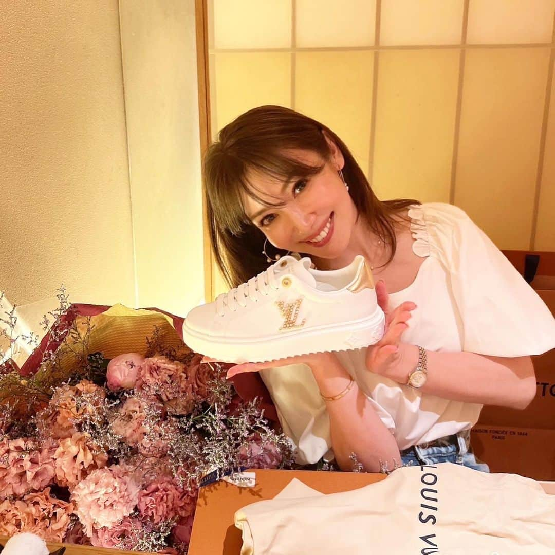 吉田美紀さんのインスタグラム写真 - (吉田美紀Instagram)「・ ・ 誕生日に投稿したお花は週末に @liscia.m がお祝いしてくれた時のもの♡  ミキティのイメージで作ってもらったよ！と 抱えきれないくらいの大きなお花に ウエディングケーキのようなケーキ🎂  女性大社長のサプライズは スケールが大きすぎて わたし、今度踊るね💃と 意味不明な言葉を繰り返してしまいました🙇‍♀️ （踊るくらいしかお返しが見つからなくて👀）  本当にどうもありがとう💕 いただいたお花のイメージに近づけように努力する💪  #friends #thankyou」5月17日 21時37分 - miki__yoshida