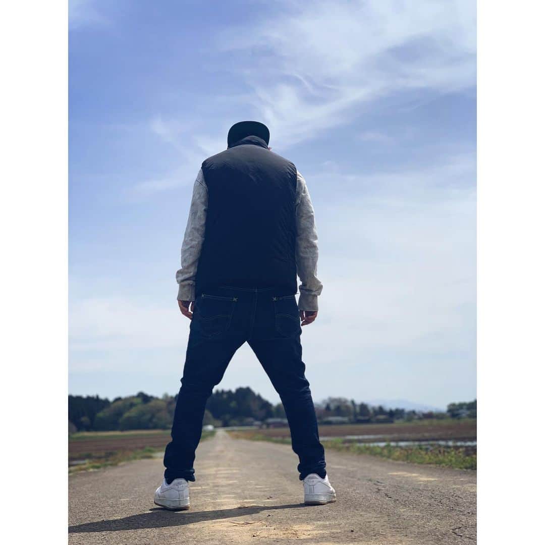 佐山万里菜さんのインスタグラム写真 - (佐山万里菜Instagram)「面白かったし、 めちゃくちゃ刺激的で… 心から感動した✨ 電車の中で感動して、泣きそうになったよ‼️ 単純マンだから…… めちゃくちゃパワー出てきて、自分にだってなんでも出来るっていつも以上に思い込んでる🥺 このYouTubeめちゃくちゃおすすめ‼️ ↓ 「ディスカバリーチャンネル」 on YouTube【億万長者の挑戦】 正体隠して稼げ1億円！ . . このYouTube見ていろんな事を学んだ！！ 何か大きい事を成し遂げる時、 チームの力はかなり大事だな。 2つのスポーツをやってきて、 1人の人として生きてきて、 チームの力は本当に大事✨ グレンは、最高なチームを作った‼️ グレン見てて思った。 まずは、自分自身の姿が大事だって✨ グレンは誰よりも頑張って、 何があっても信じて目標を成し遂げる為に行動して、 誰よりも痛みに耐えた✨ いつもキラキラしてて、 チーム1人1人に感謝を表現してる。 こいつの為ならって思われるような「思い」と「姿」と「行動」が大事だなって感じた‼️‼️ . 自分も 頑張ってる奴には力になりたいと思うし、 そーいうチームの為なら全力を尽くしたいと思う✨ 自分には、まだまだ足りないなっ‼️‼️ もっともっとがんばろ👊 自分自身を高めていこう✨ 今ボクシングの世界で闘ってる証を掴めそうな位置にいる。 当たり前の毎日に感謝して、 覚悟を持って生きよう‼️ 今日もいい1日だった👊 日はまた登り。 道は続く……✨  🎶今日を生きる　全ての人に 幸せだと思える瞬間がありますよーに🎶  #億万長者の挑戦 #youtube #面白い動画 #挑戦  #写真#海好き #アスリート#筋肉 #腹筋 #トレーニング #感謝 #ライフスタイル#いいね #ボクシング #instagood #サッカー #story #ボクシング女子 #言霊 #workout #girlsoccer #夢 #boxing #soccer #champion #training #good  #試合 #スポンサー募集　#champion #日本タイトルマッチ」5月17日 21時38分 - sayama.19