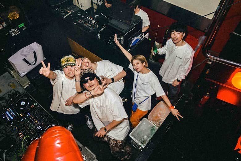 矢部ユウナのインスタグラム：「@clubharlem  @moussyofficial  ノバくんケイスケさんお誘いありがとうございました☺︎  (てか私の指長くない？)」