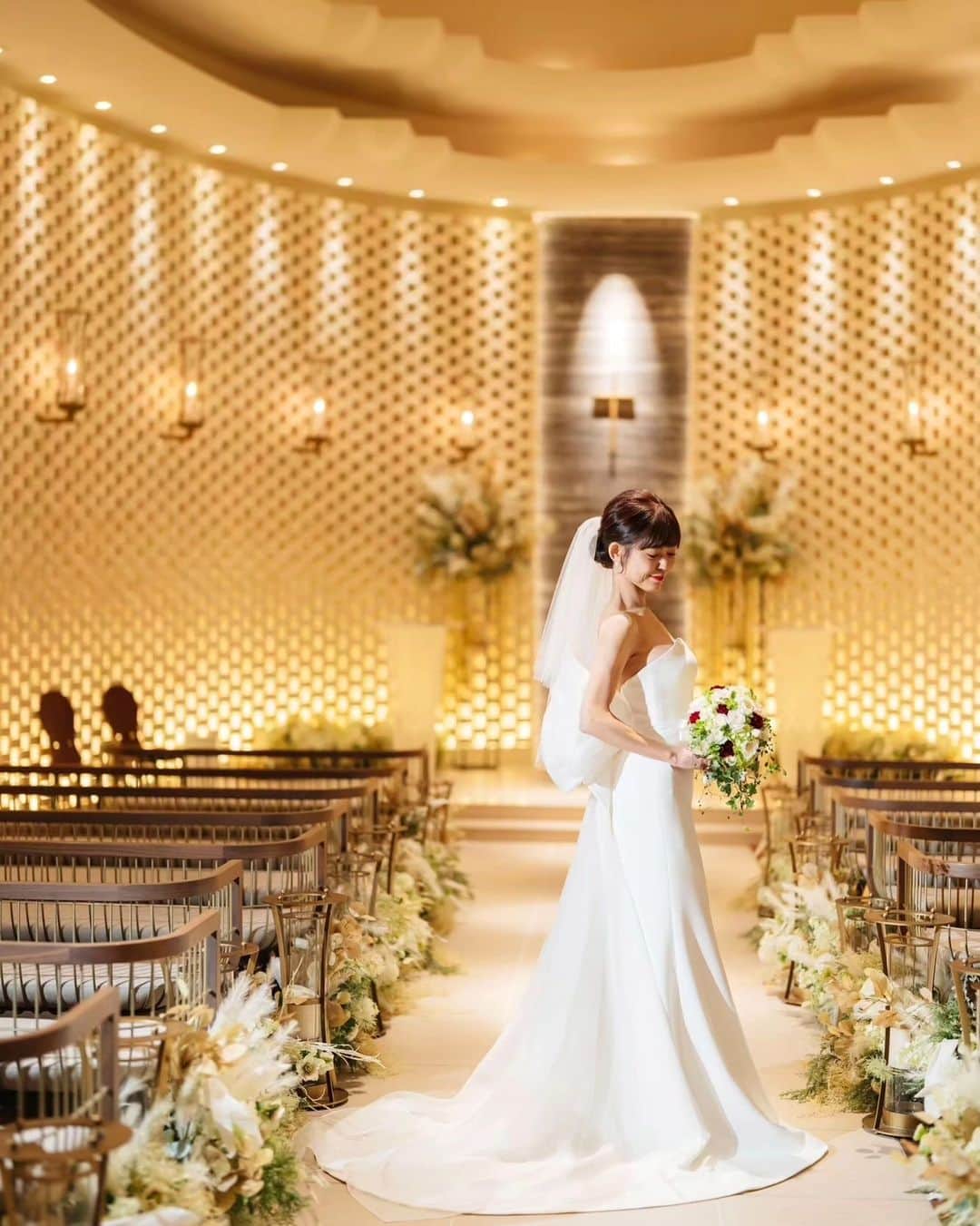 のインスタグラム：「. 💒ドレス選びで清水の舞台から飛び降りちゃった話💒  ANTONIO RIVAのKRISTEL💜  わたくし、ほんと普段からブランドものとか疎くて… ドレスのブランドももちろん、ほとんど知りませんでした🤚笑  『着られればなんでもいーわー！』って言って、ドレスサロンへ🚗  『どんなデザインをお考えですか？』と聞かれても、 『うーん、ベアトップであれば、あとは何でも…できれば値段はおさえめで』 くらいのこだわりのなさ…🧐  … …… …………………  だったはずなのに！！！！！！  試着し出すとあれもいいいな、これもいいなと 沼にハマっていき(笑) (相談に乗ってくれた友人たちよ、ほんとありがとう)  そんなときに『これシルエットすごくキレイじゃん！』って出会ったのが、 運命の一着でした👗 マーメイドを着ることになるとは！！！！  『これはアントニオ・リーヴァなので間違いないですよ』といわれても 『あんとにお……りーば……？？？？』(無知を露呈)という反応のワタクシ(おい  なんと… レンタル１着46万円也でした😳(ﾄﾞﾋｬｰ  ピッタピタの5号サイズをかっこ良く着こなすべく、 まぁトレーニング頑張ったよね(笑) 細いだけではサマにならないから、 肩とお尻を大きくできるように頑張った！  でも一生に一度だもん。いいよね。  シンプルながらも、 バックスタイルのリボンが本当に個性的でかわいくて。  好みがドンピシャすぎて、これは私のために作られたんじゃないかと思ったくらい(おい  着こなしはせっかくのドレスを主役にしたかったから、 ネックレスやティアラはなし！ ピアスだけにして、ベールもショート丈に。 徹底的にシンプルに仕上げました😊  飛び降りちゃった分、頑張って働きます😤笑 . . . . . . #ダイエット #ダイエット女子 #ダイエット記録 #ダイエット方法 #30代ダイエット #ボディメイク #食べて痩せる  #痩せたい人と繋がりたい #筋トレ #筋トレ女子 #トレーニング #トレーニング女子 #美容 #美肌  #ダイエット仲間募集 #ダイエット花嫁 #食事管理  #パラスポーツ #パラリンピック #セントフォース #centforce #アナウンサー #女子アナ」