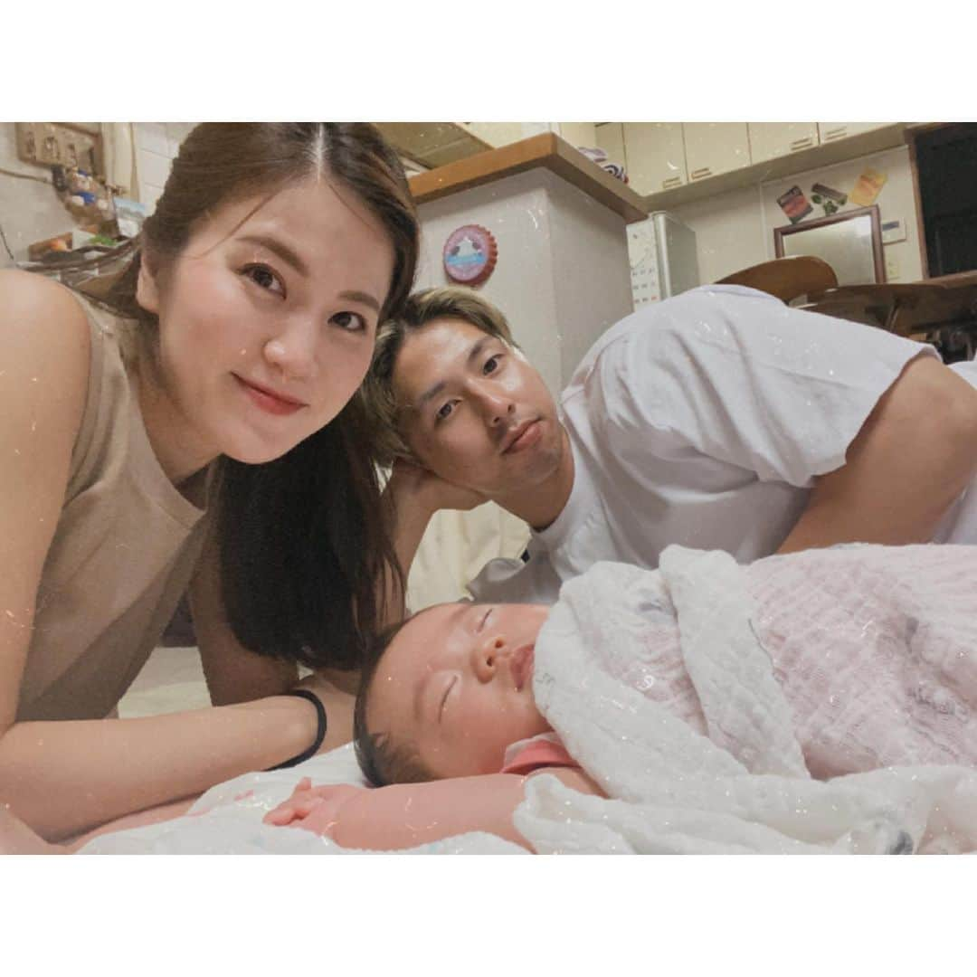 小川麻衣子さんのインスタグラム写真 - (小川麻衣子Instagram)「♪ . 5月17日 今日は結婚記念日でした♥️ 結婚して1年✨ あっという間だったなー。 ちゃんと記念日をお祝いしたかったけど、今日心愛が予防接種で泣き疲れてしまって体調が心配だったので3人でお散歩しながらケーキ買いに行ってお家でしっぽりお祝いしました☺️♥️ 夢輝ちゃん結婚してくれてありがとうね💓 心愛、パパとママの元へ産まれて来てくれてありがとう💓 毎日幸せです♥️♥️ これからもよろしくね😌 . #新米ママ #2ヵ月ベビー #赤ちゃんのいる生活 #トレーニング女子 #筋肉女子 #筋トレ女子 #フィットネスライフ #トレーニング #training #fitness #fitnessgirl #피트니스 #피트니스모델」5月17日 21時41分 - maiko_ogawa