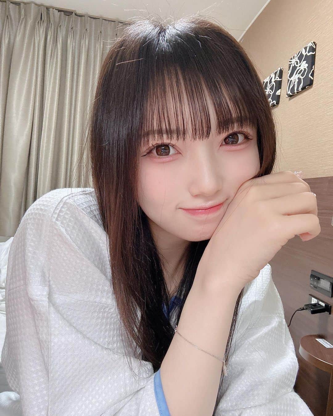 のインスタグラム：「なんでこんなに寝癖酷いんだろ( ^_^ ;)  みんな寝癖つくタイプ？？  多分、自分は寝相がとっても悪いので髪の毛すんごいことになっちゃう🥺  こんなにキメ顔してるのに髪の毛食べてて草   #パジャマ  #いいね返し  #フォロー  #黒髪  #ロングヘア  #kawaii  #instagood  #instadaily  #instalike  #instapic  #photooftheday  #photography  #likesforlike  #like  #love  #ootd  #idol  #i  #me  #fashion  #followforfollowback  #follow  #japan  #japanese  #girl  #selfie  #自撮り  #自撮り界隈  #ファインダー越しの私の世界」